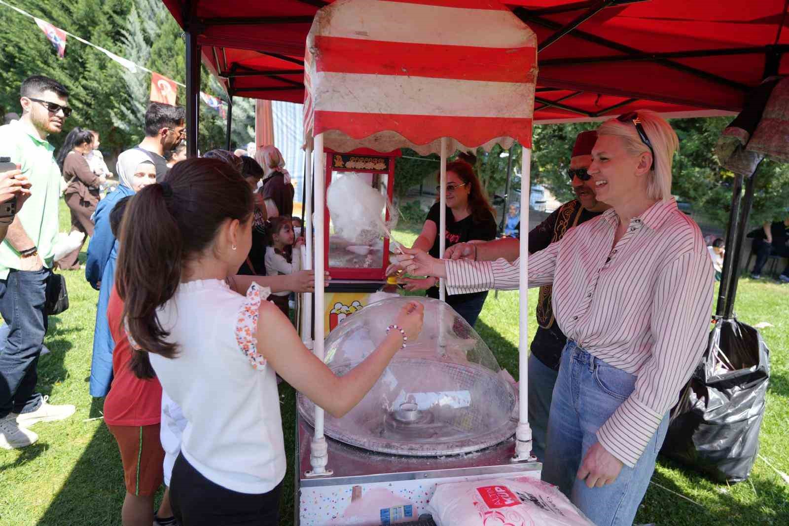 Bilecik&rsquo;te 5 bin &ccedil;ocuk g&ouml;n&uuml;llerince eğlendi
