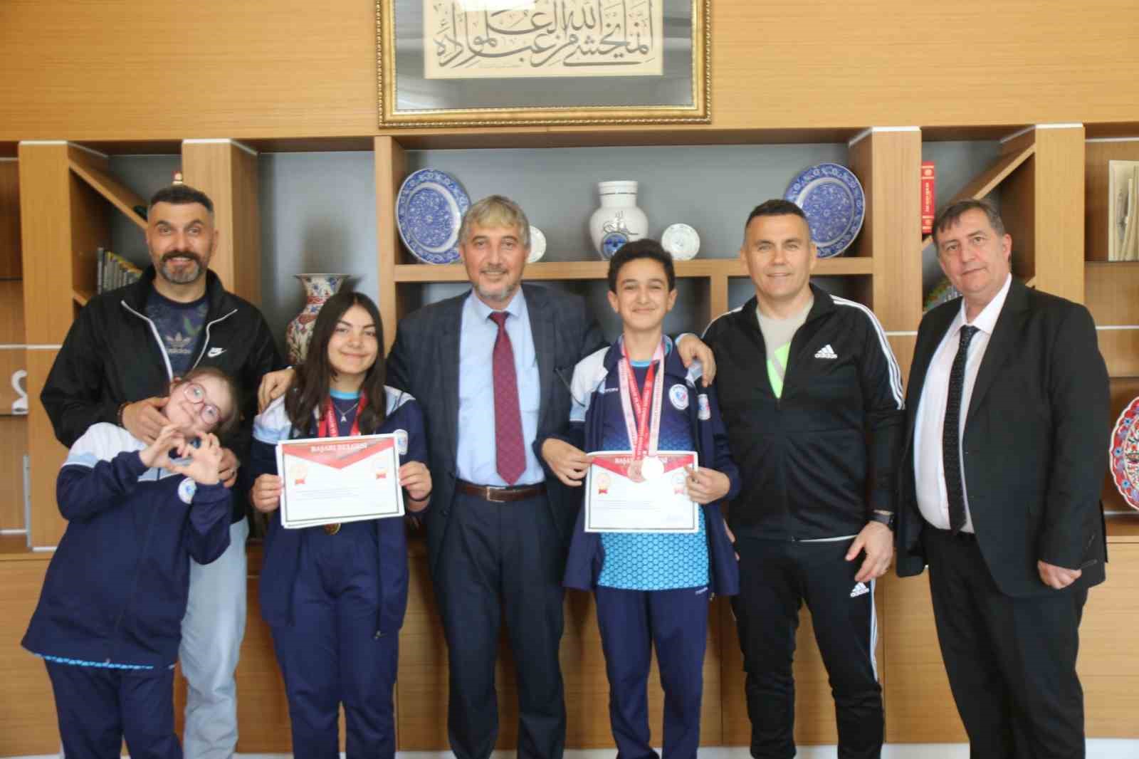 M&uuml;d&uuml;r Yılmaz, şampiyon sporcuları tebrik etti
