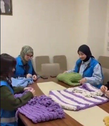 İlmek ilmek sevgi: Gen&ccedil;lerden yaşlılara y&uuml;rek ısıtan hediye
