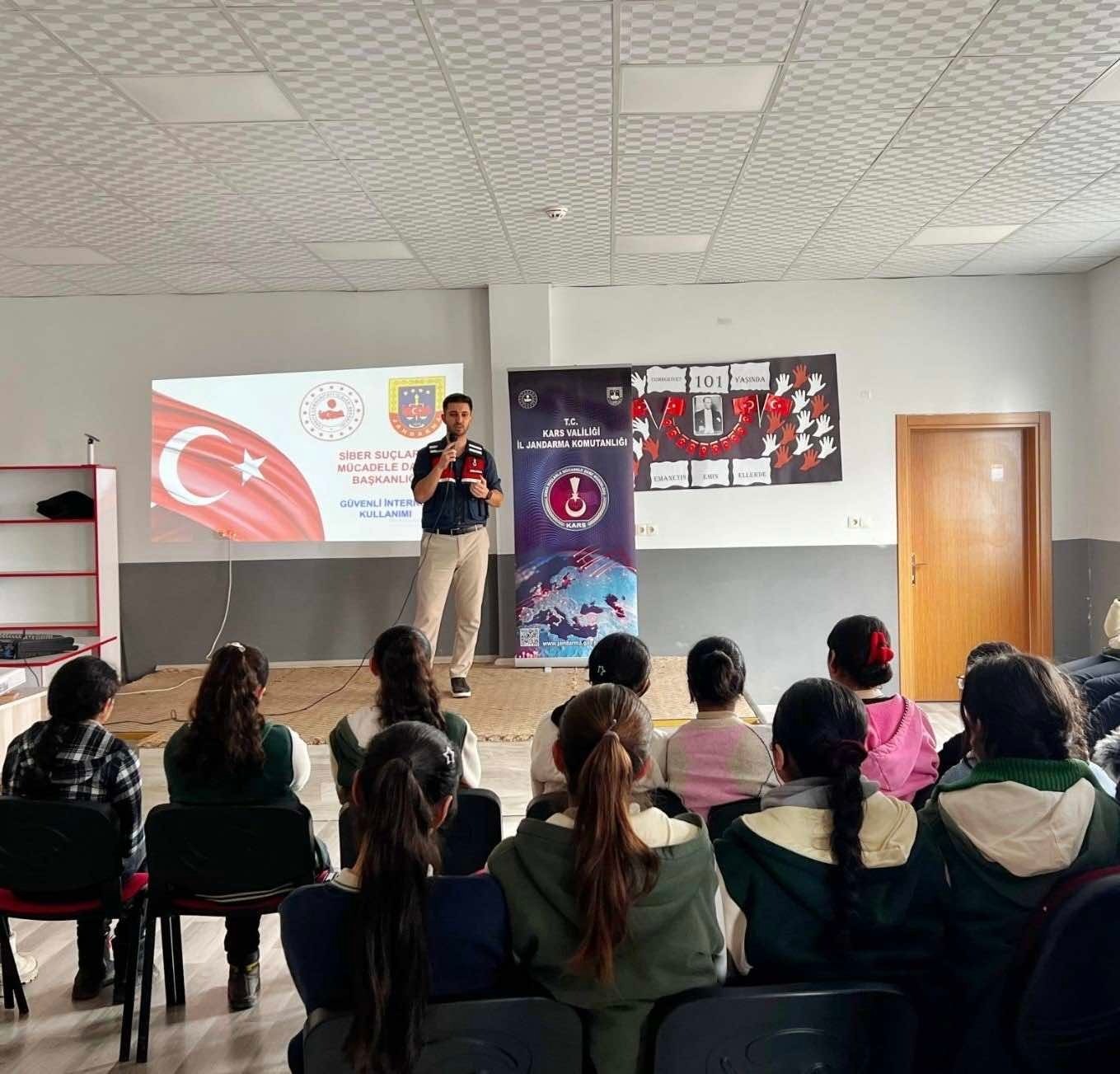 Kars&rsquo;ta Jandarmadan Siber Kalkan: 108 &ouml;ğrenciye eğitim!
