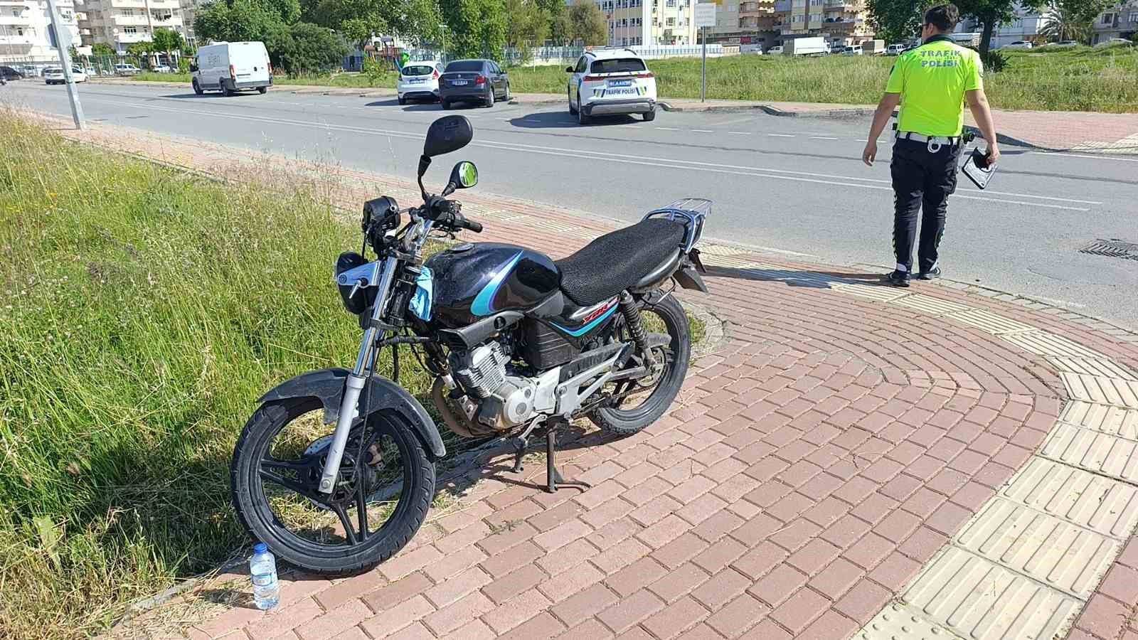 Seyir halindeyken devrilen motosikletin s&uuml;r&uuml;c&uuml;s&uuml; yaralandı
