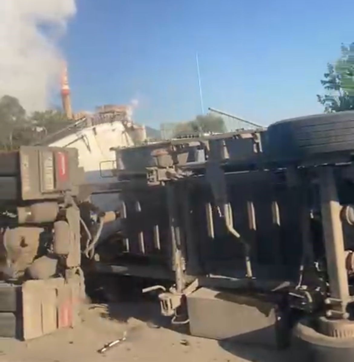 Yatağan&rsquo;da k&ouml;m&uuml;r y&uuml;kl&uuml; kamyon devrildi: 1 yaralı
