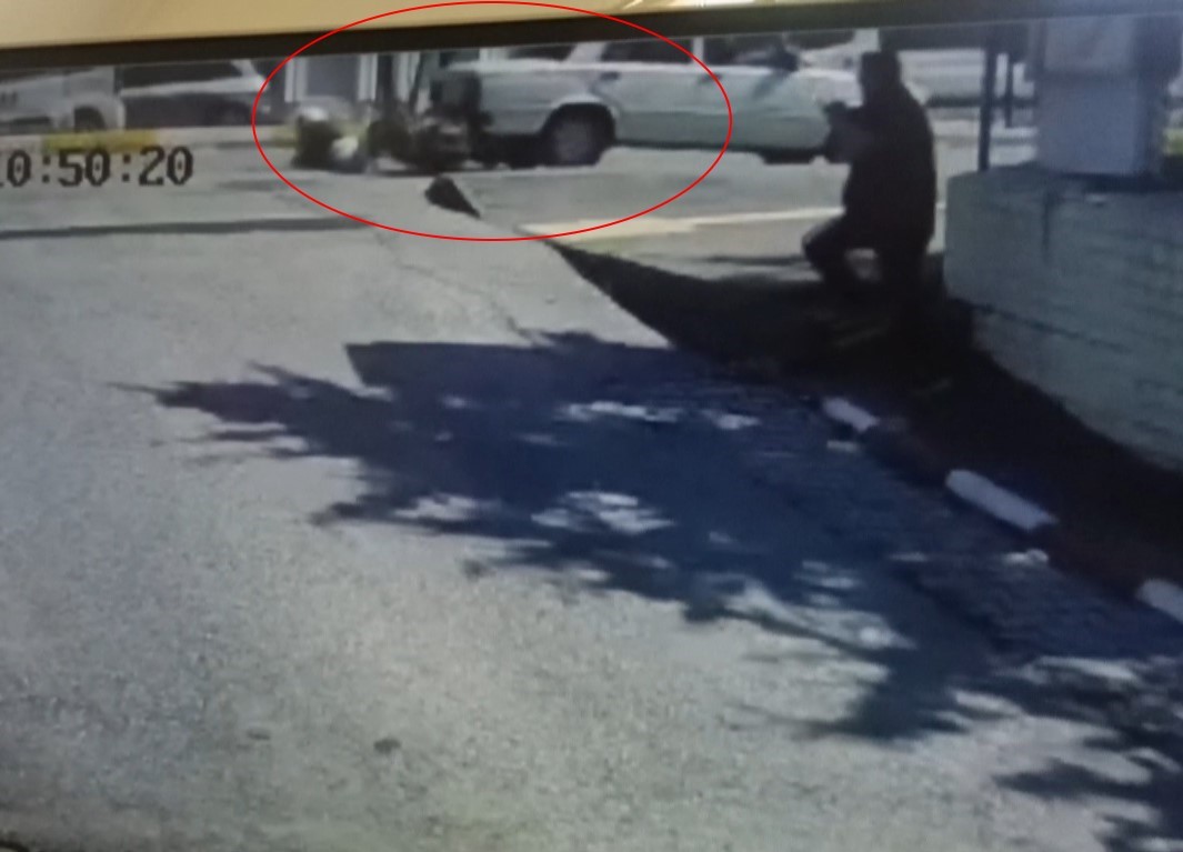 Otomobille &ccedil;arpışan elektrikli bisiklet s&uuml;r&uuml;c&uuml;s&uuml;, park halindeki aracın altına s&uuml;r&uuml;klendi
