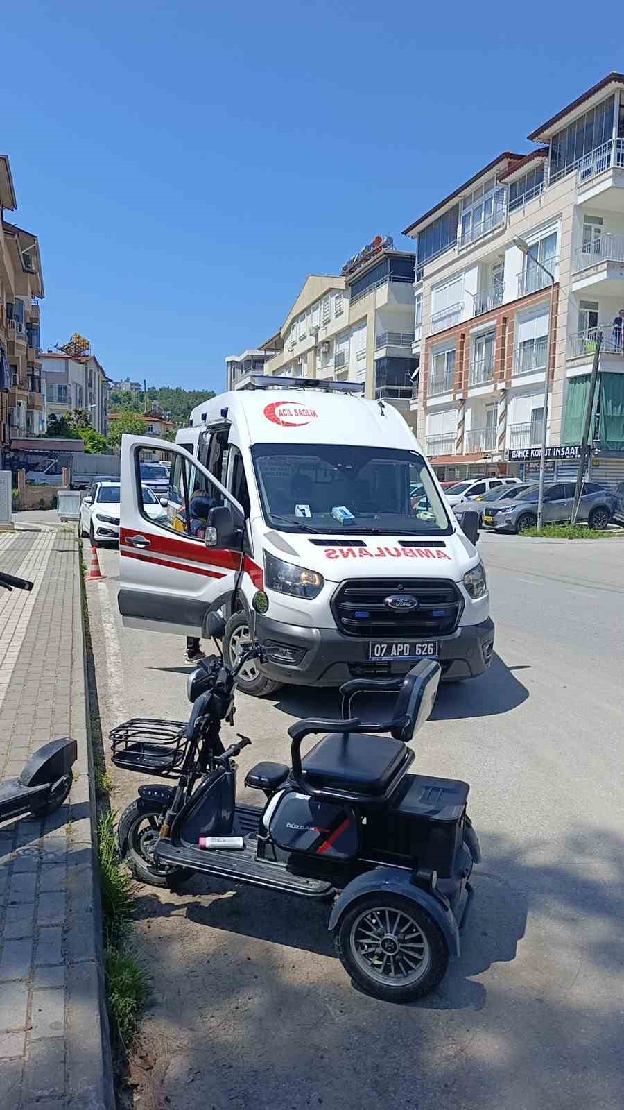 Manevra yaparken devrilen elektrikli bisikletin s&uuml;r&uuml;c&uuml;s&uuml; hafif yaralandı
