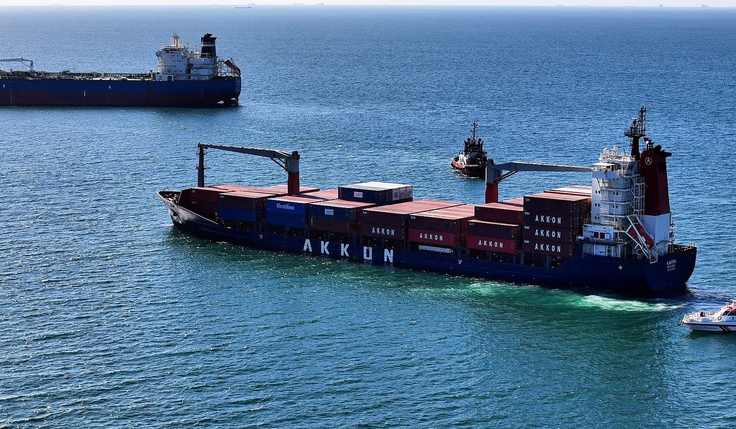 Yalılara metreler kala karaya oturan gemi havadan görüntülendi
