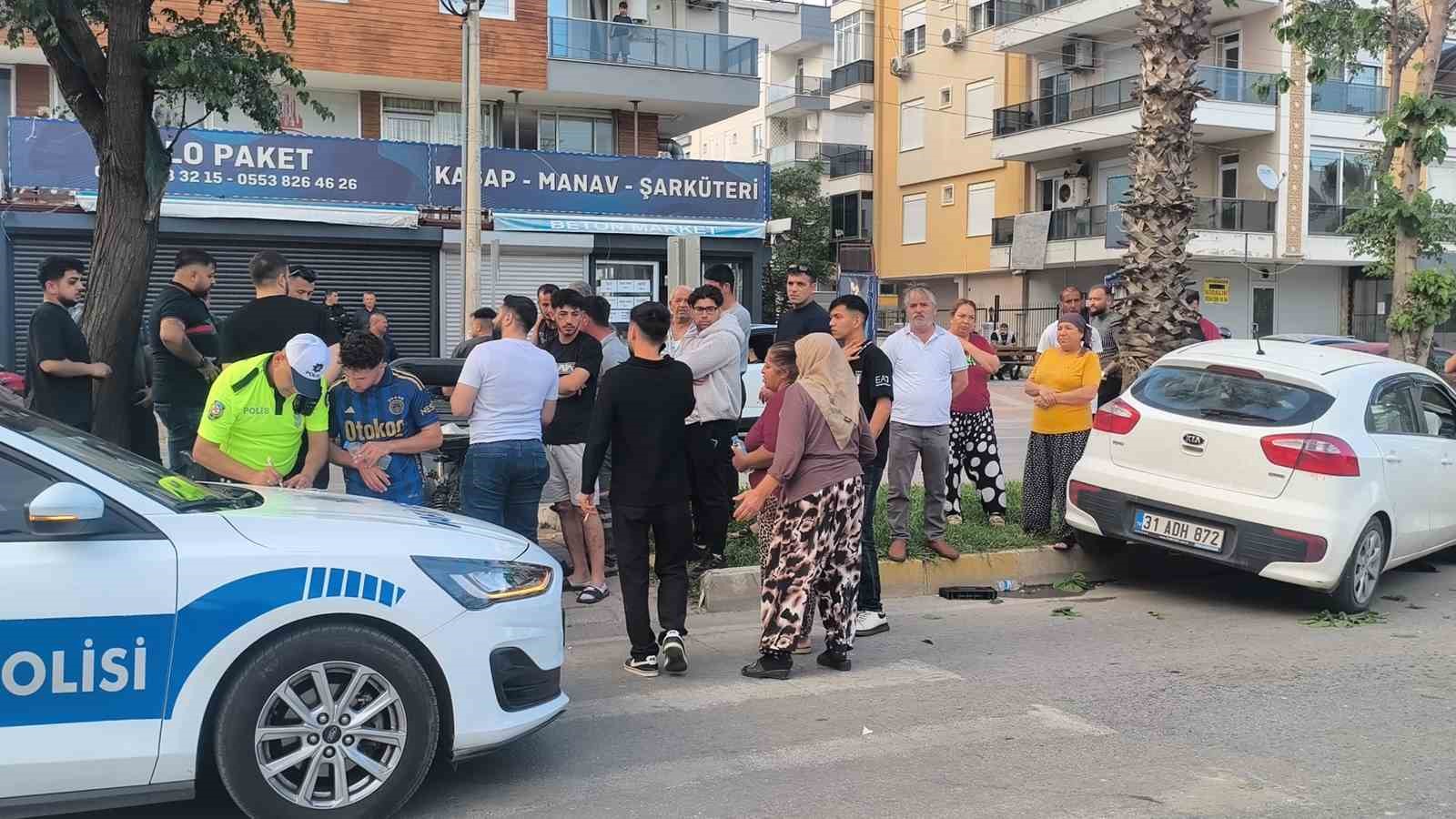Yaya ge&ccedil;idinden ge&ccedil;en motosiklete &ccedil;arpmamak i&ccedil;in direksiyonu kırınca ağaca &ccedil;arptı
