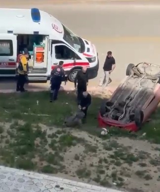 Takla atan ara&ccedil;tan yaralı kurtuldu, kendisine yaklaşan &ouml;rdeğe kum fırlattı
