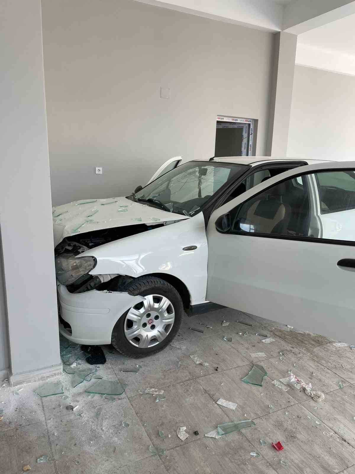 Osmaniye&rsquo;de  kontrolden &ccedil;ıkan otomobil d&uuml;kkana girdi: 1 yaralı
