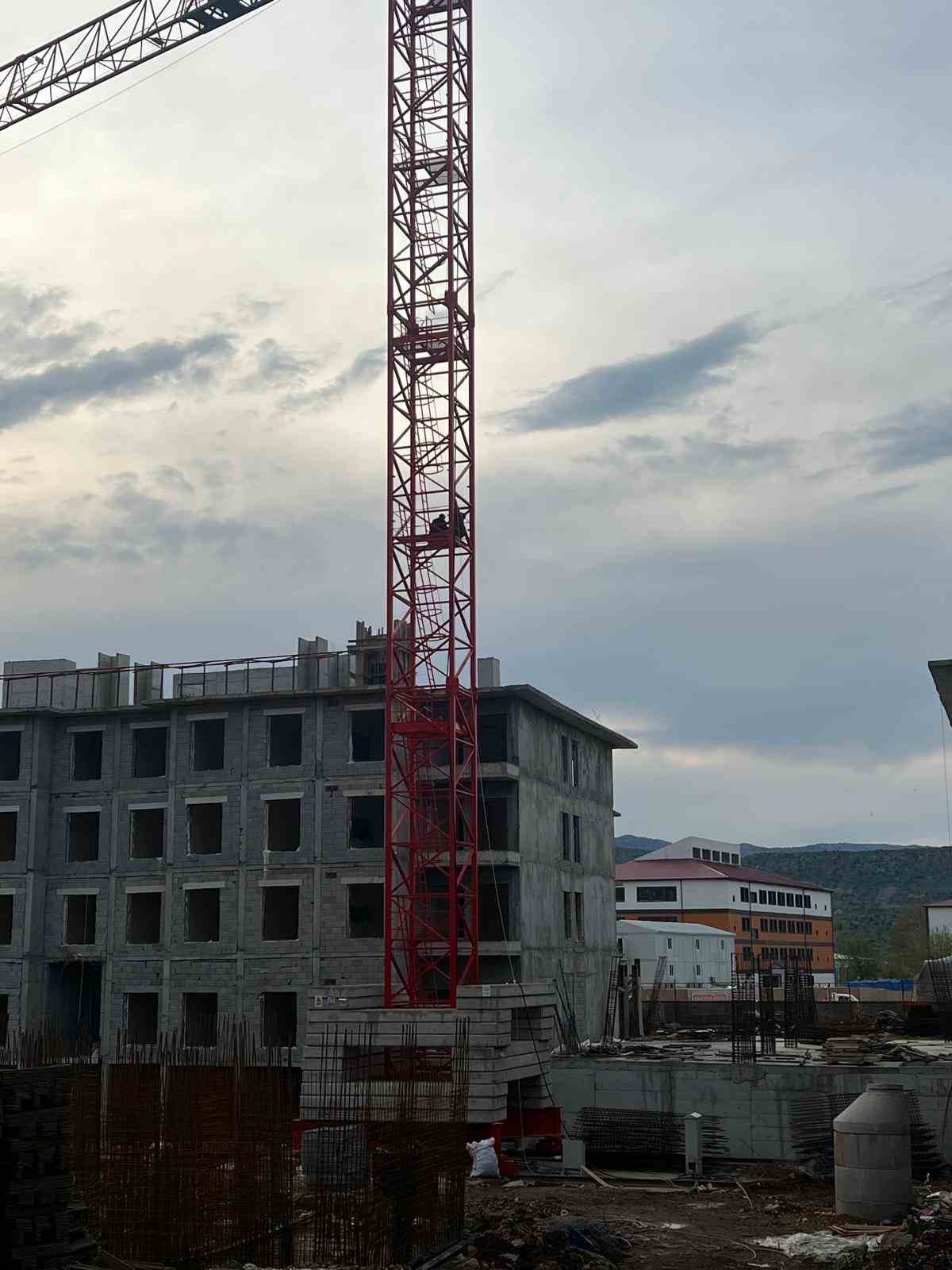 &Uuml;cretlerini alamadıklarını iddia eden iş&ccedil;iler kule vince &ccedil;ıktı
