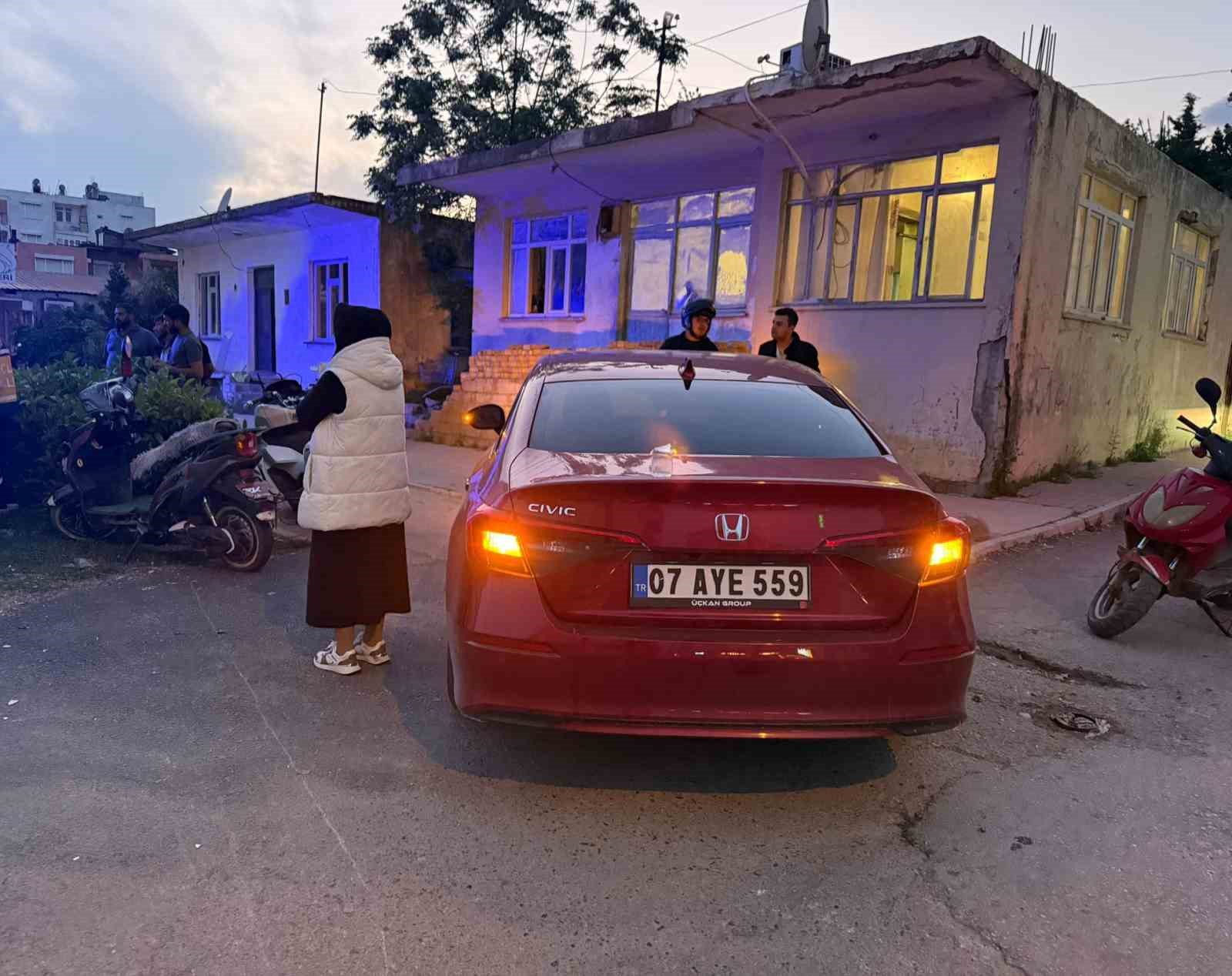 Kazada hafif yaralanan k&uuml;&ccedil;&uuml;k kardeşleri kimse ikna edemedi: Babadan gelen telefonla ambulansa bindiler
