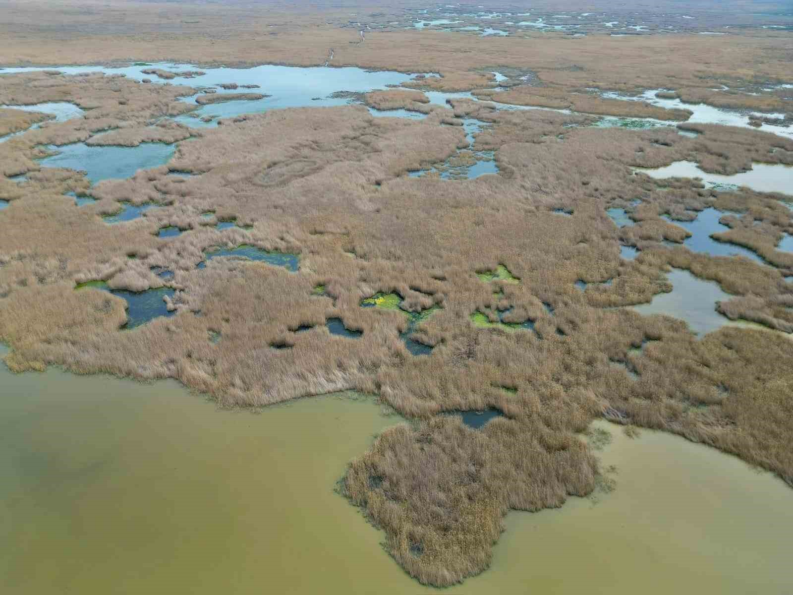 Karaya oturan kayıklar, su seviyesi artınca y&uuml;zmeye başladı, ortaya &ccedil;ıkan adacıklar yok oldu

