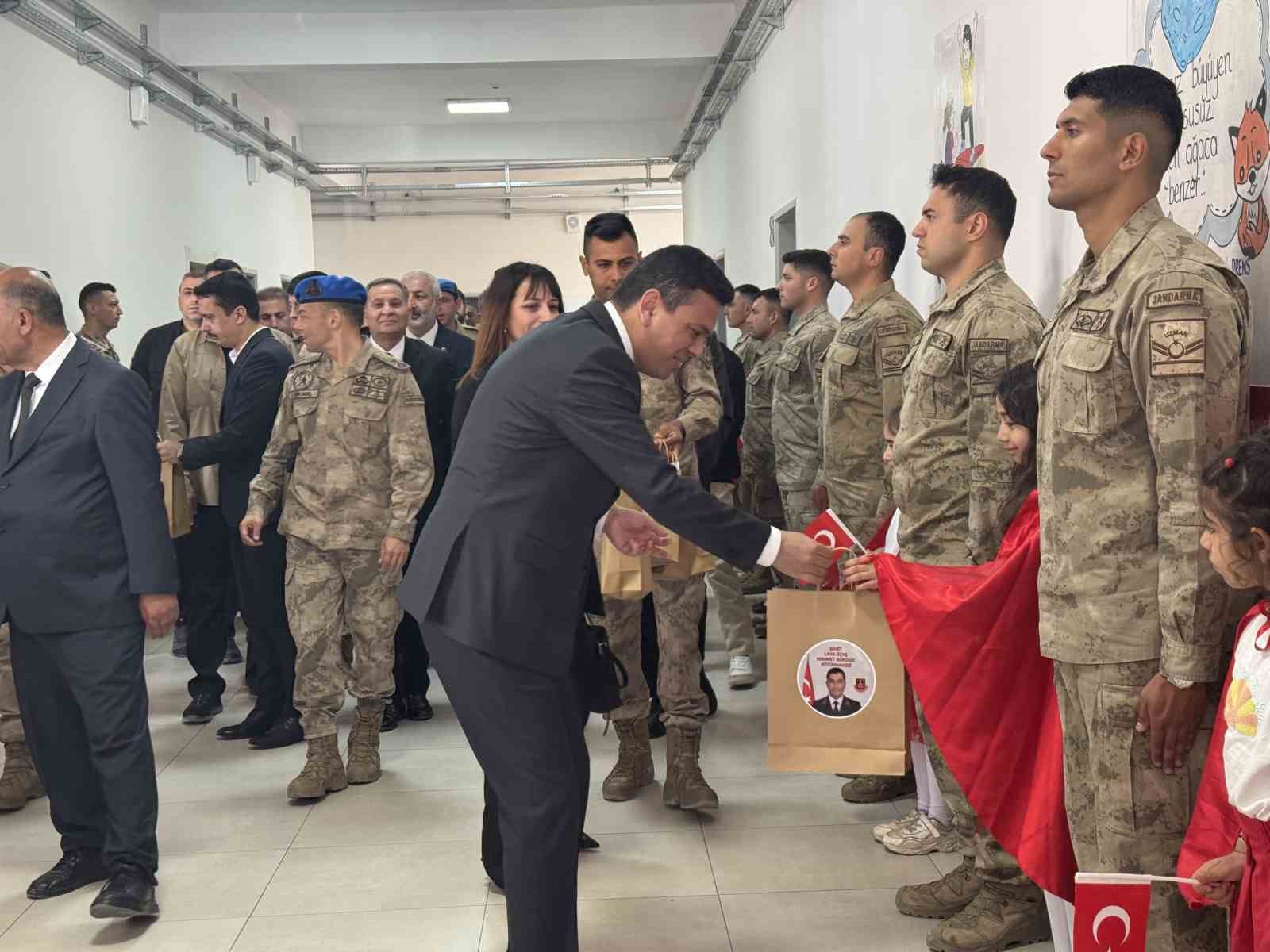 Silah arkadaşları Şehit Astsubay Mehmet G&uuml;nd&uuml;z&rsquo;&uuml;n adını k&uuml;t&uuml;phanede yaşatıyor
