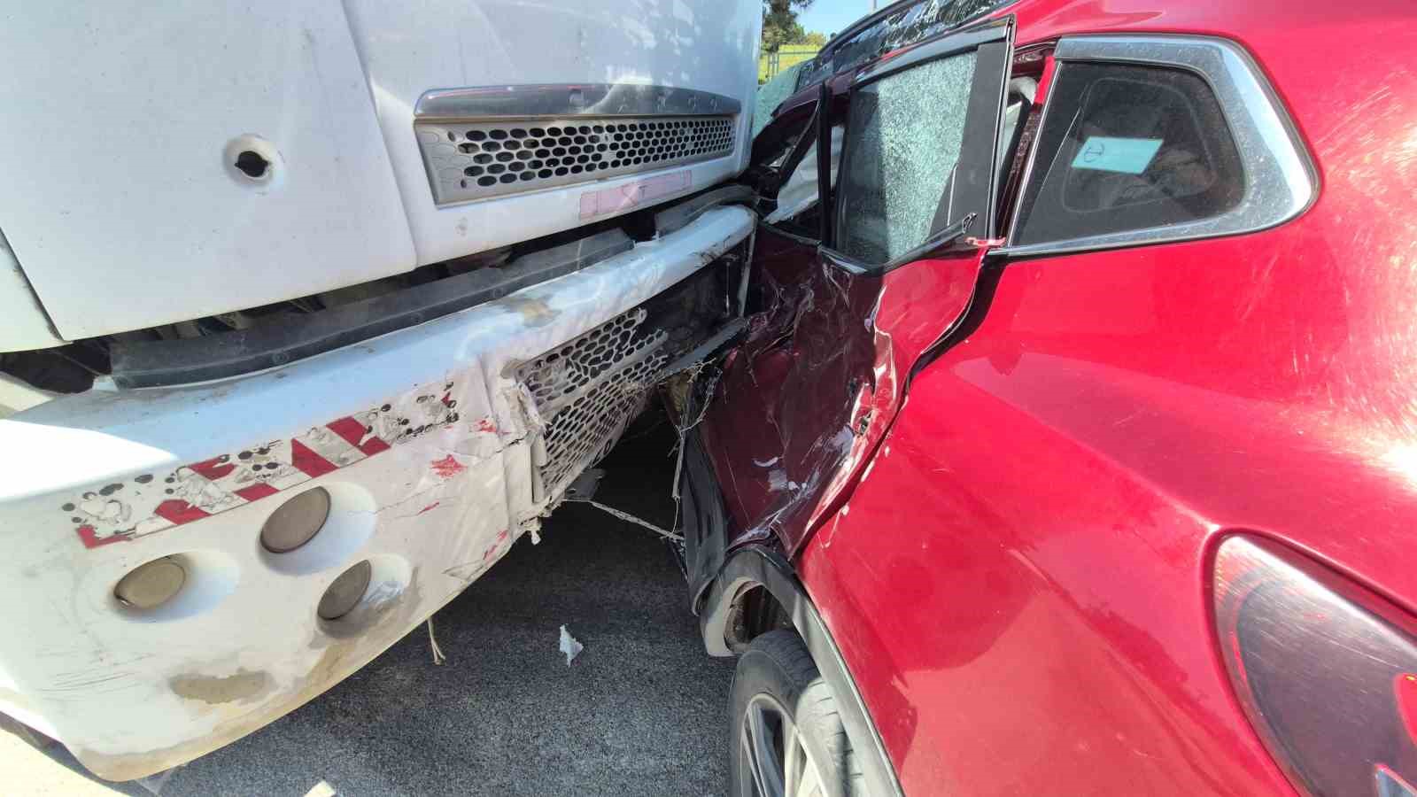 Kamyonun s&uuml;r&uuml;klediği otomobilden burunları bile kanamadan &ccedil;ıktılar
