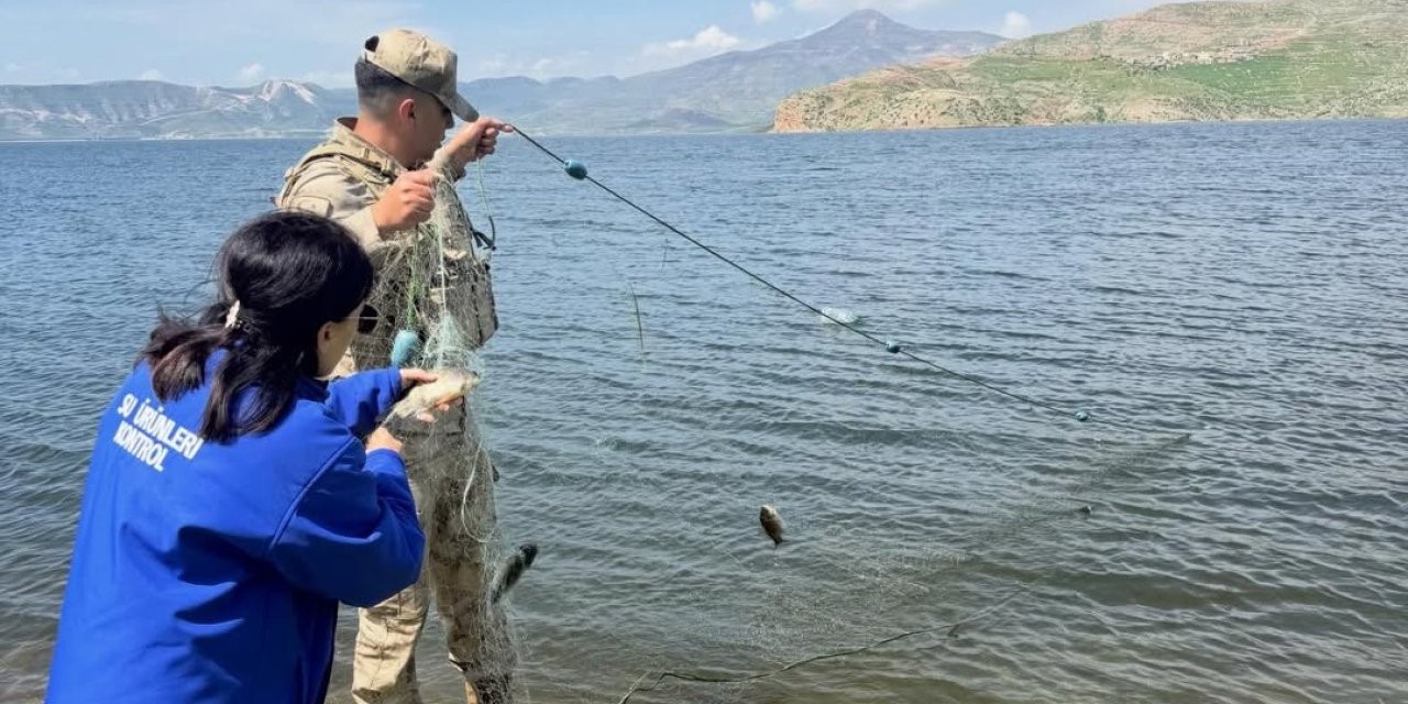 Şırnak’ta yasak dönemde yakalanan balıklar doğaya kazandırıldı