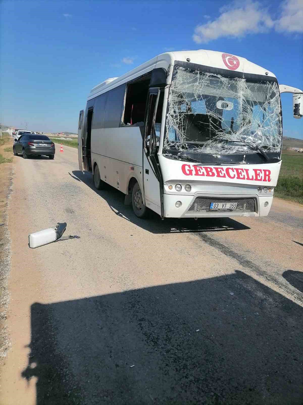 Midib&uuml;s&uuml;n kamyona arkadan &ccedil;arptığı kazada 3 kişi yaralandı
