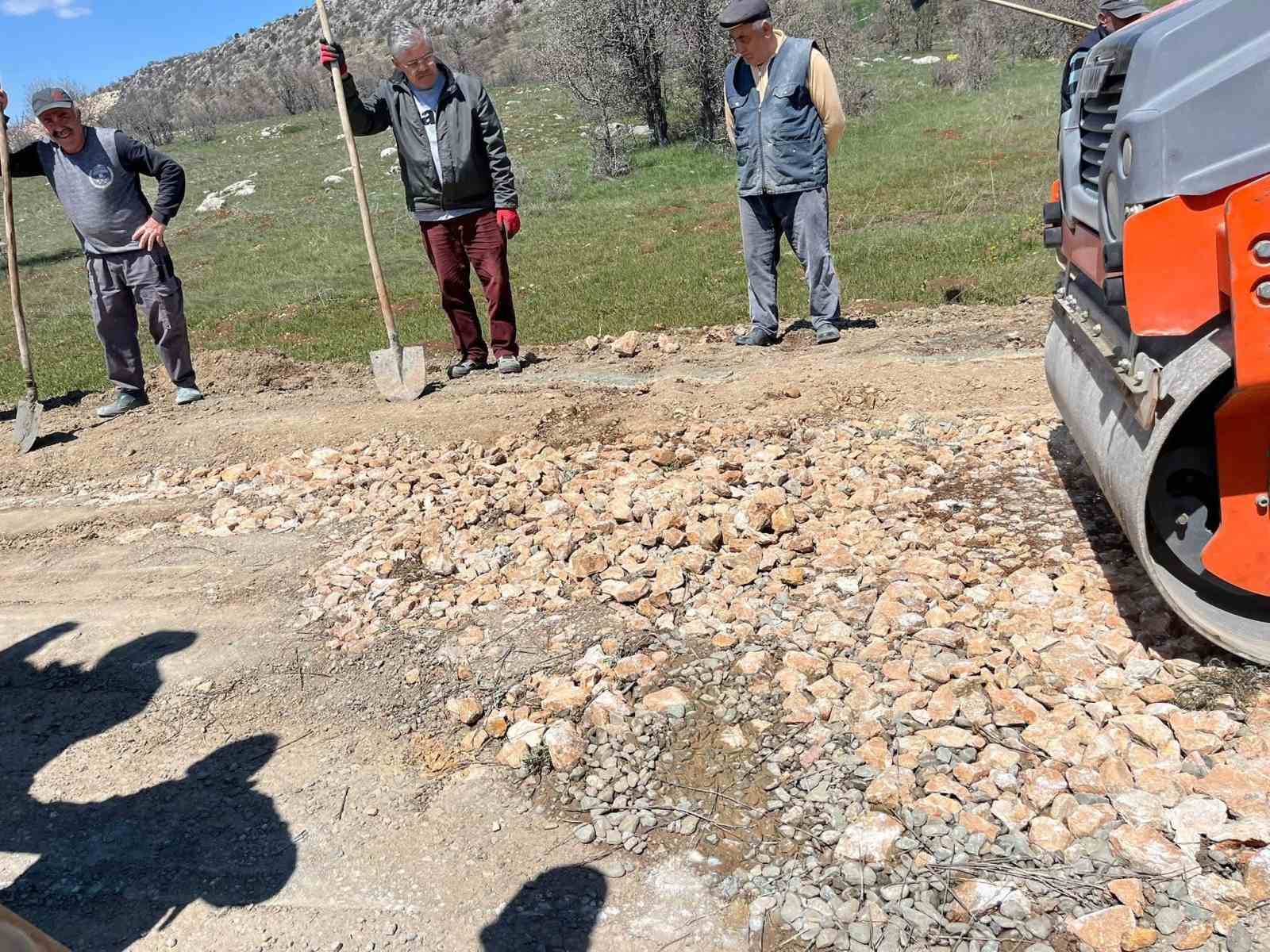 Tokat&rsquo;ta k&ouml;y halkı el ele vererek 5 kilometrelik yolu yeniledi
