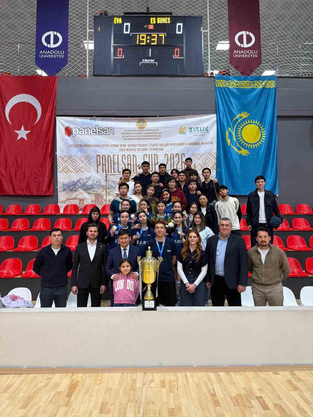 Voleybol turnuvasında Kazakistanlı &ouml;ğrenciler şampiyon oldu.
