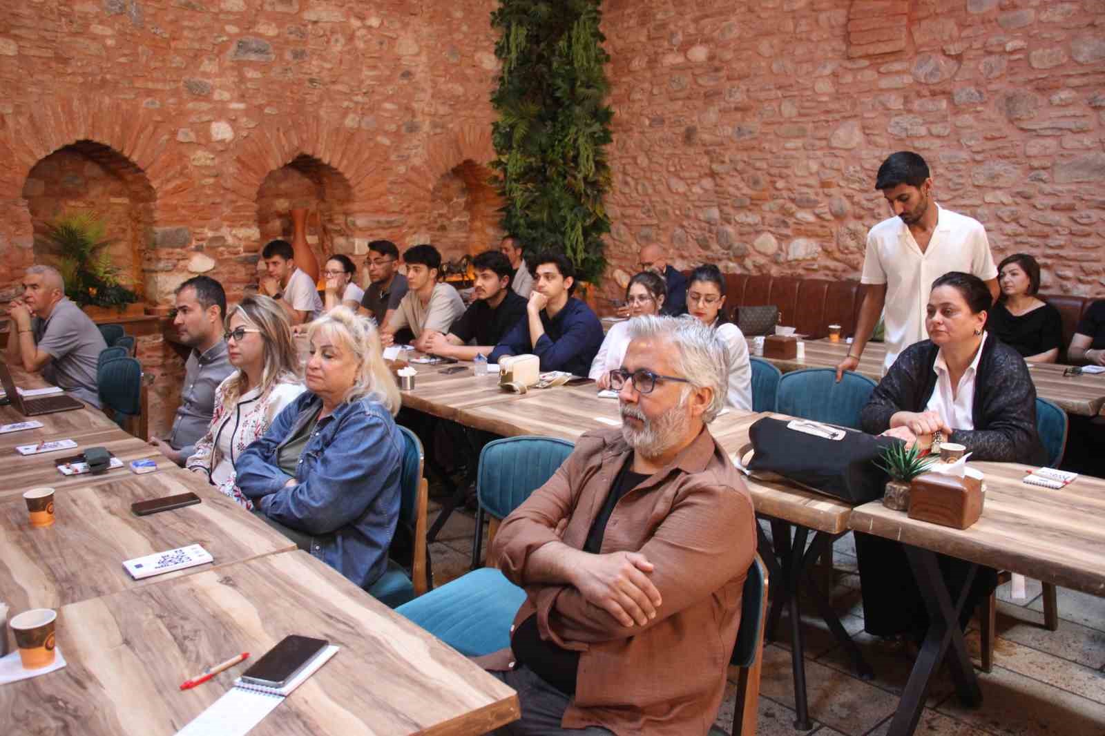 Aydın&rsquo;da gazetecilere dijital medya ve yapay zeka eğitimi
