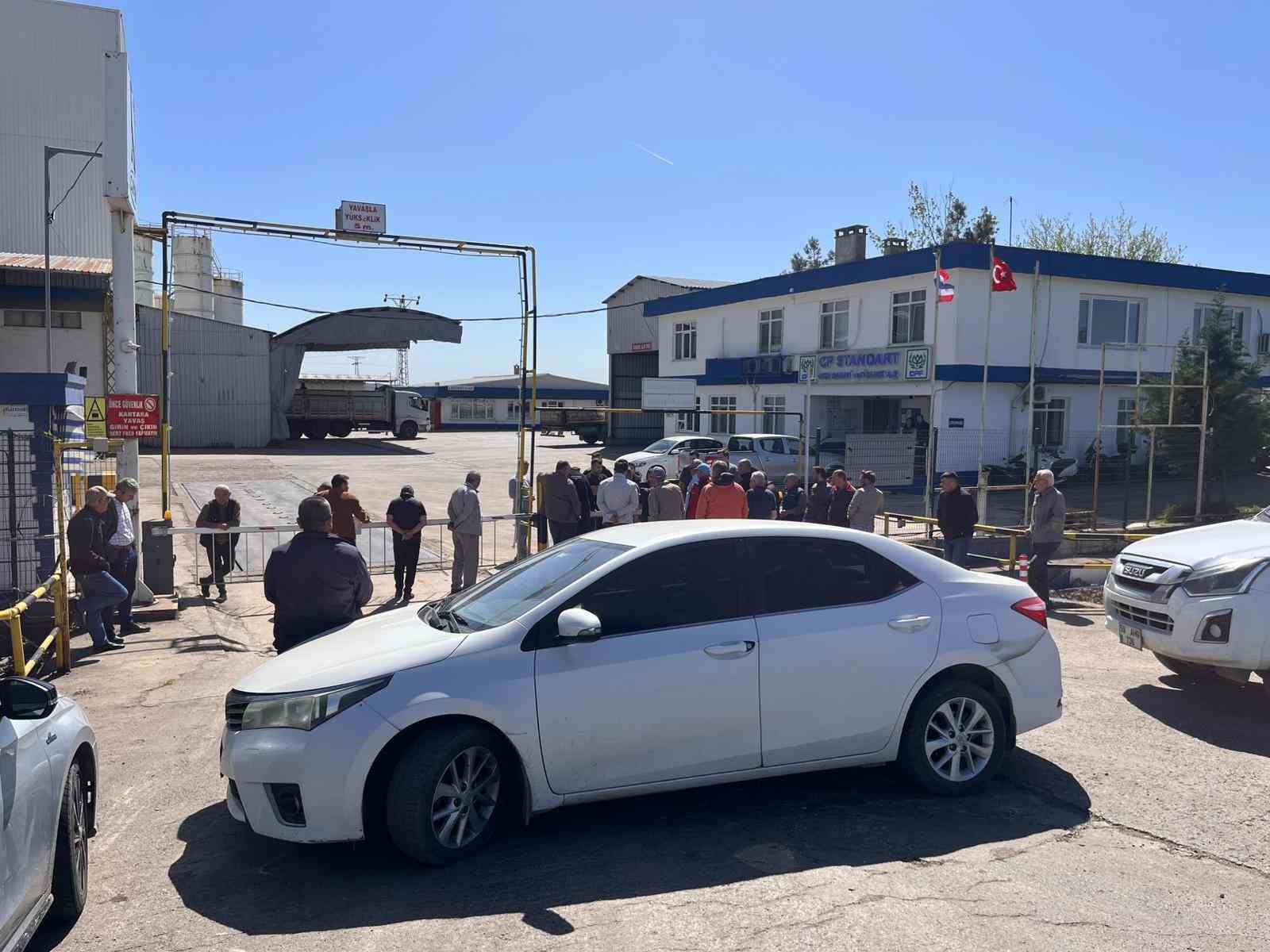 İş alamayan kooperatif &uuml;yeleri fabrika &ouml;n&uuml;nde toplandı
