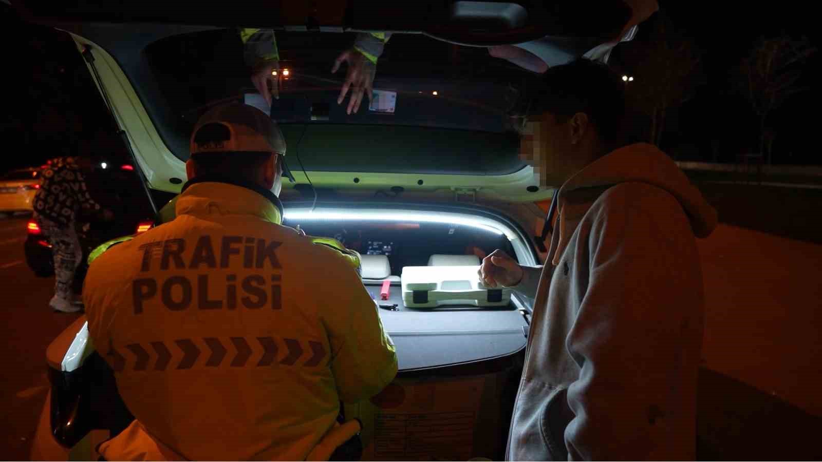 Kadık&ouml;y&rsquo;de abartı egzoz denetimi: Ara&ccedil;lara ceza yağdı
