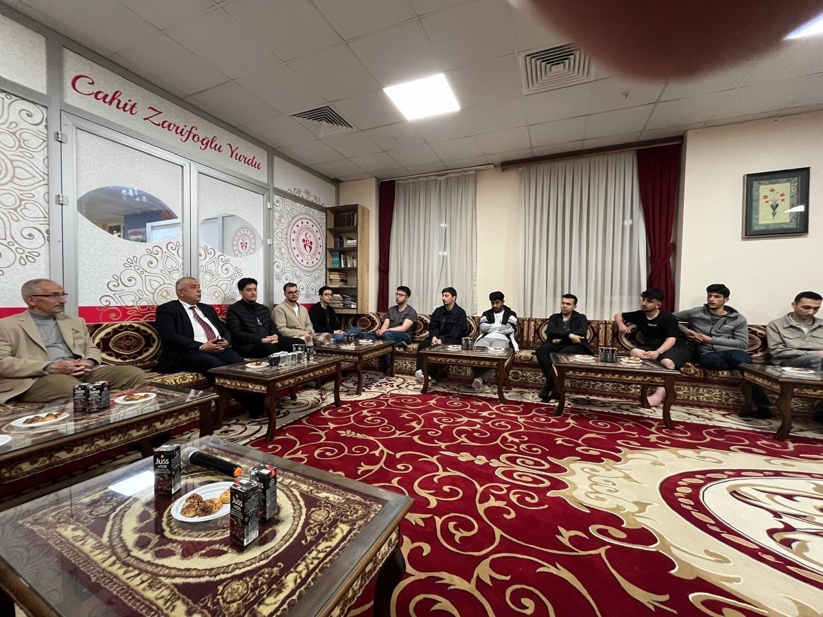 Başkan Bıyık &uuml;niversite gen&ccedil;liği ile bir araya geldi
