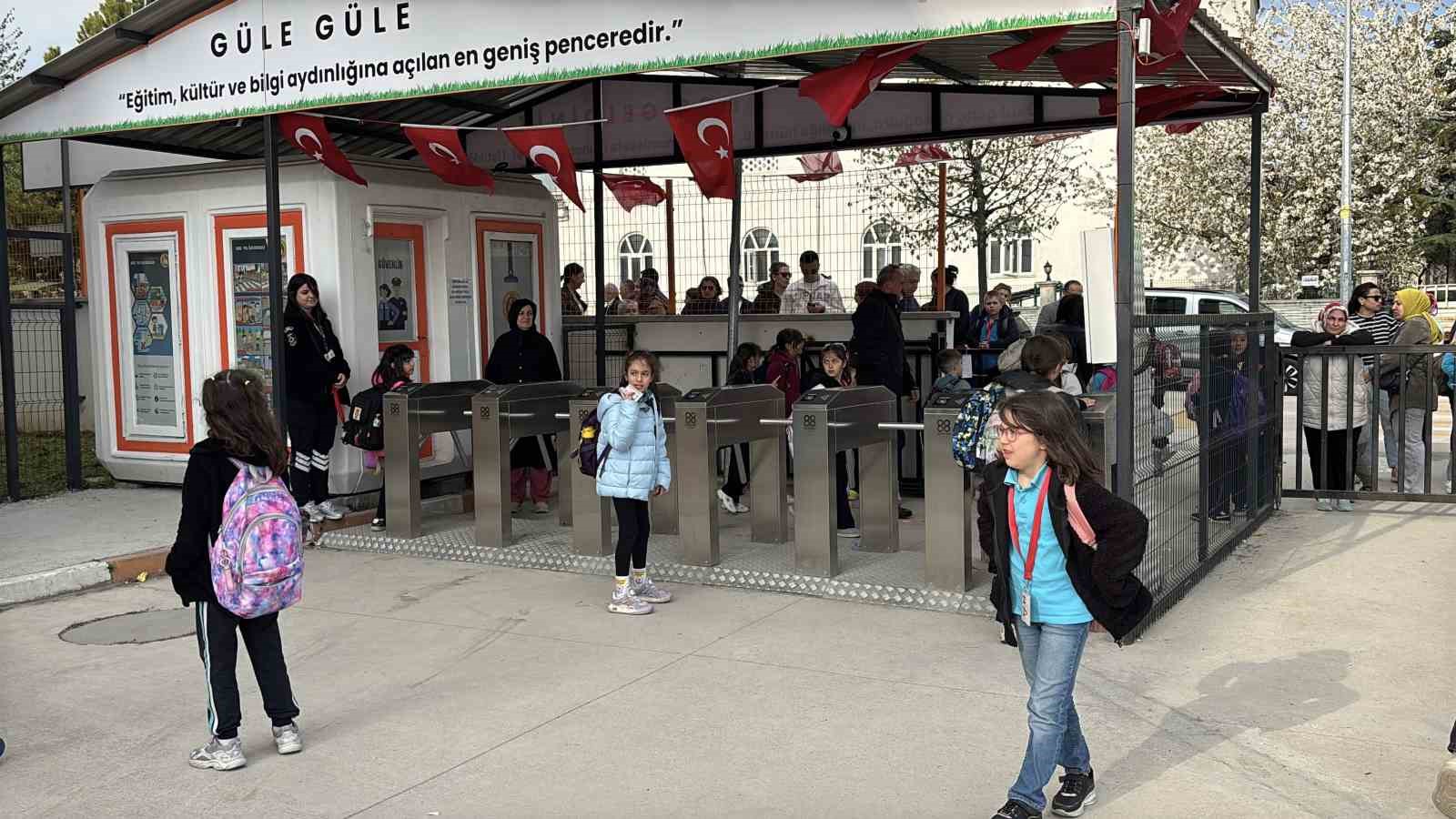 Bolu&rsquo;da ilkokulda "kartlı turnike" sistemi beğeni topluyor
