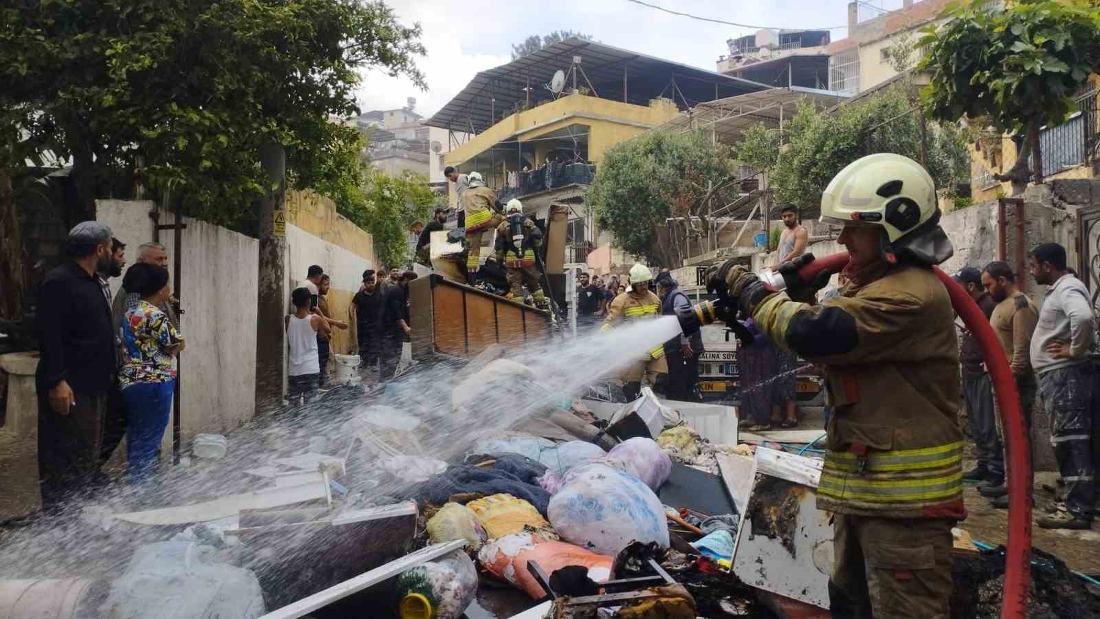 Ev eşyası y&uuml;kl&uuml; pikap alevlere teslim oldu
