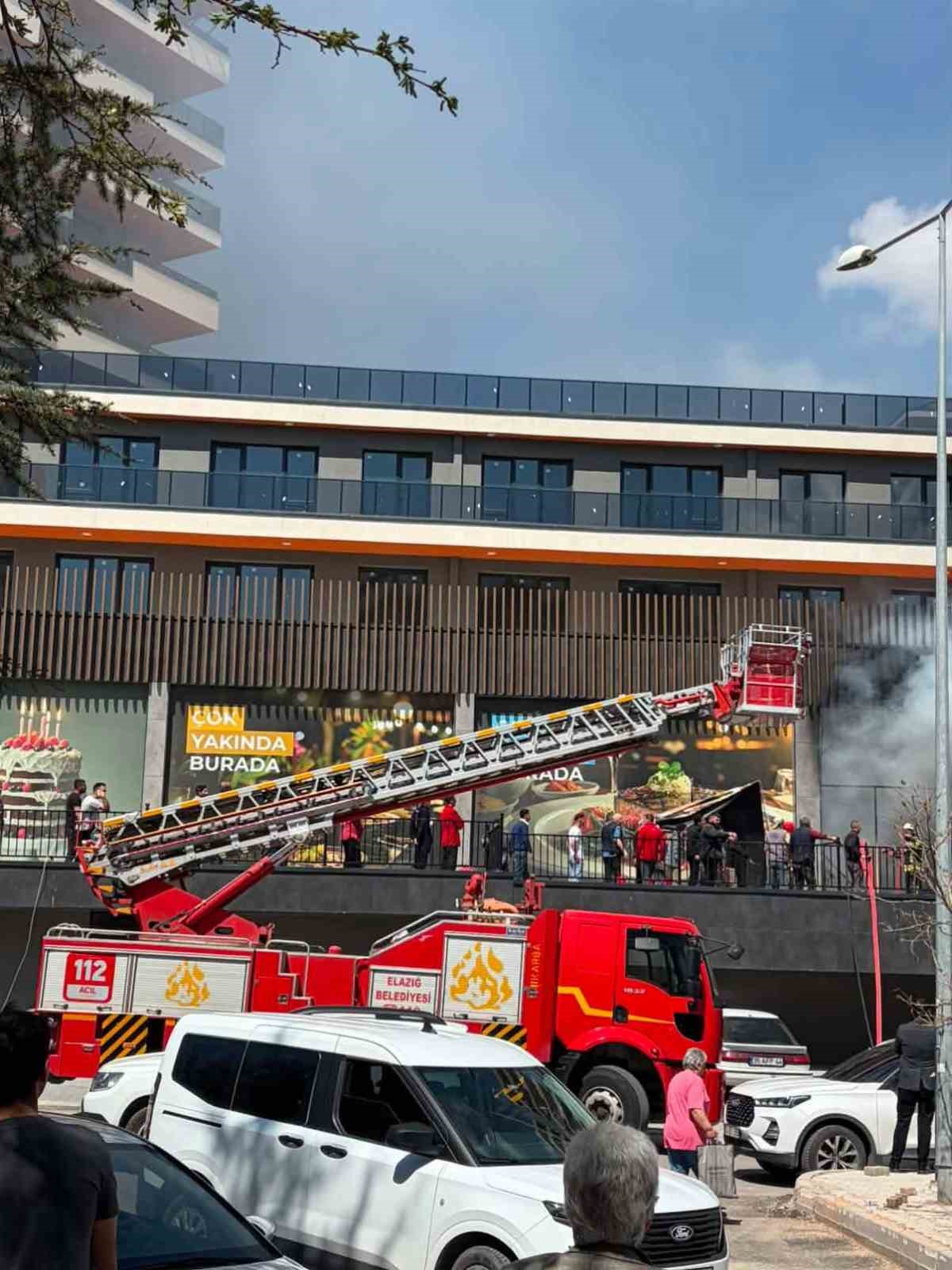 Elazığ&rsquo;da korkutan yangın, ekiplerin m&uuml;dahalesi ile s&ouml;nd&uuml;r&uuml;ld&uuml;
