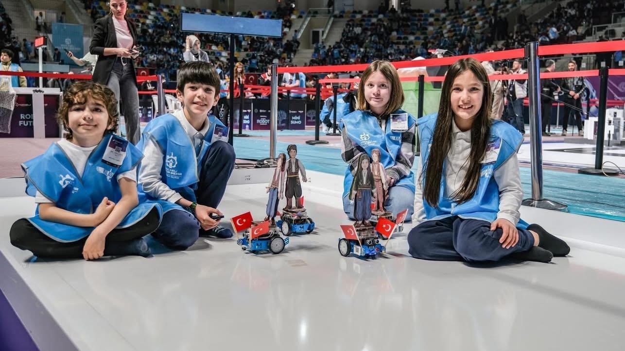 Başkan B&uuml;y&uuml;kakın ve Kocaelisporlu futbolcular "robot futbolu" oynadı
