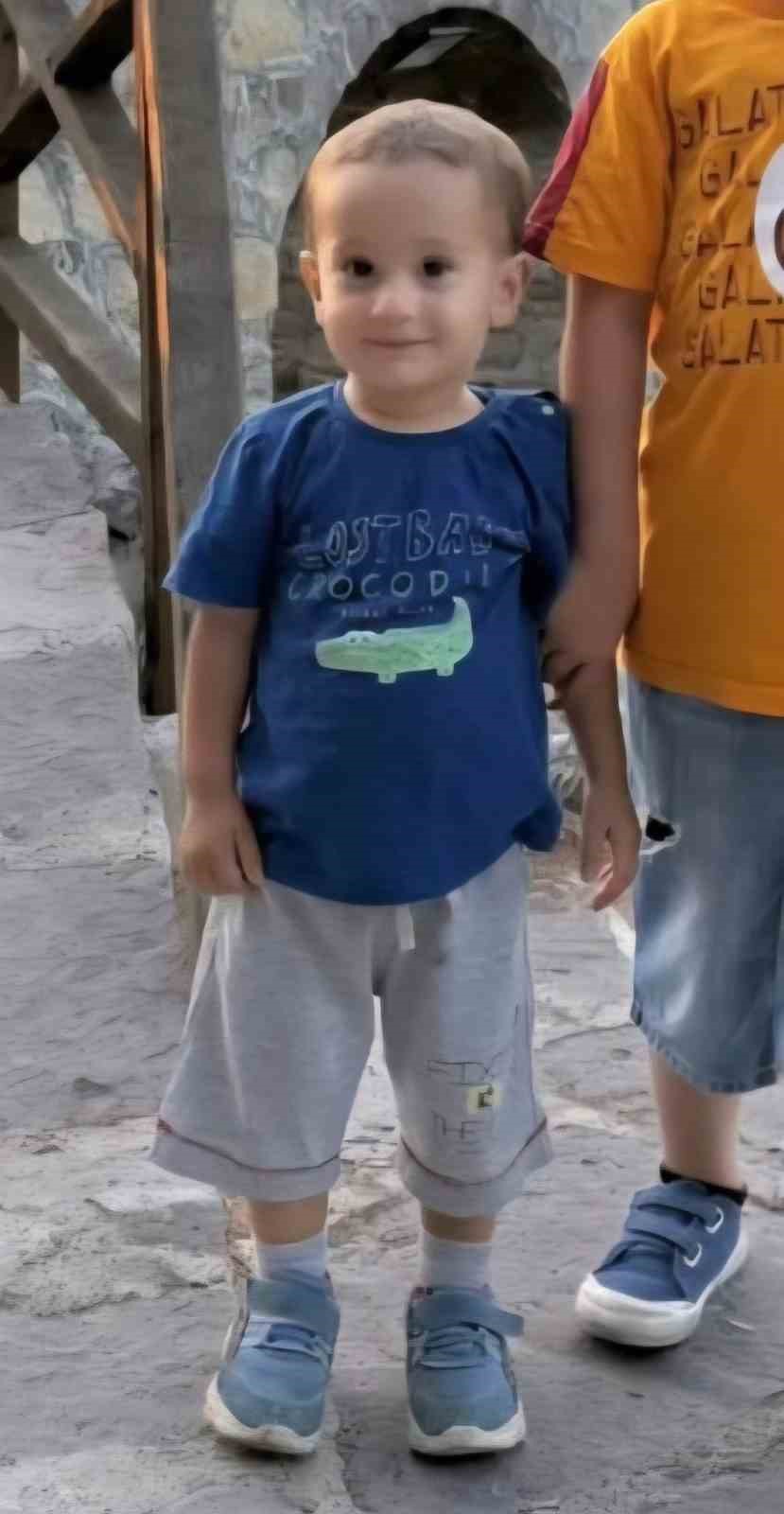 Minik Aybars g&ouml;zyaşlarıyla son yolculuğuna uğurlandı
