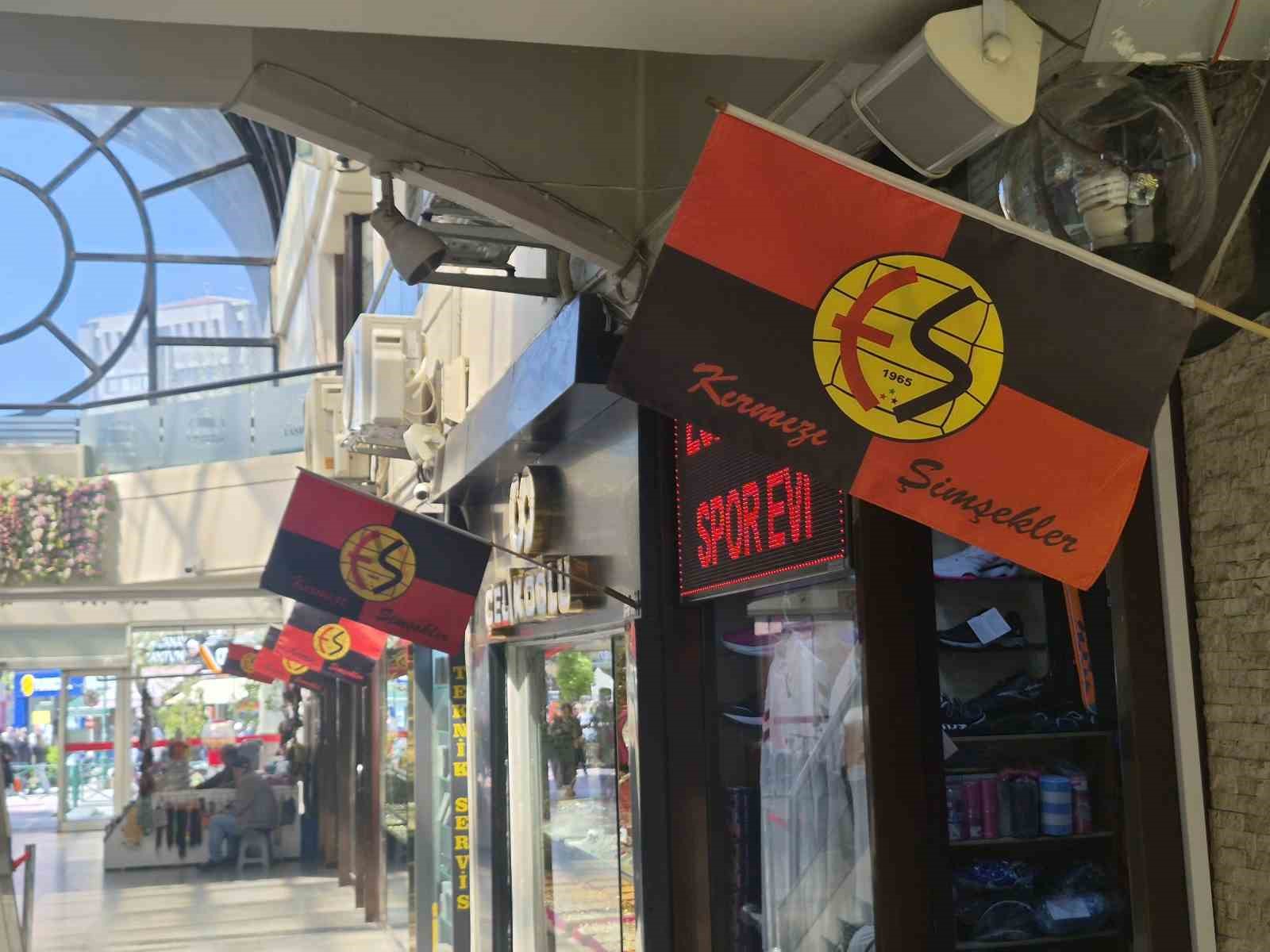 Taşbaşı esnafından Eskişehirspor&rsquo;a bayraklarla destek
