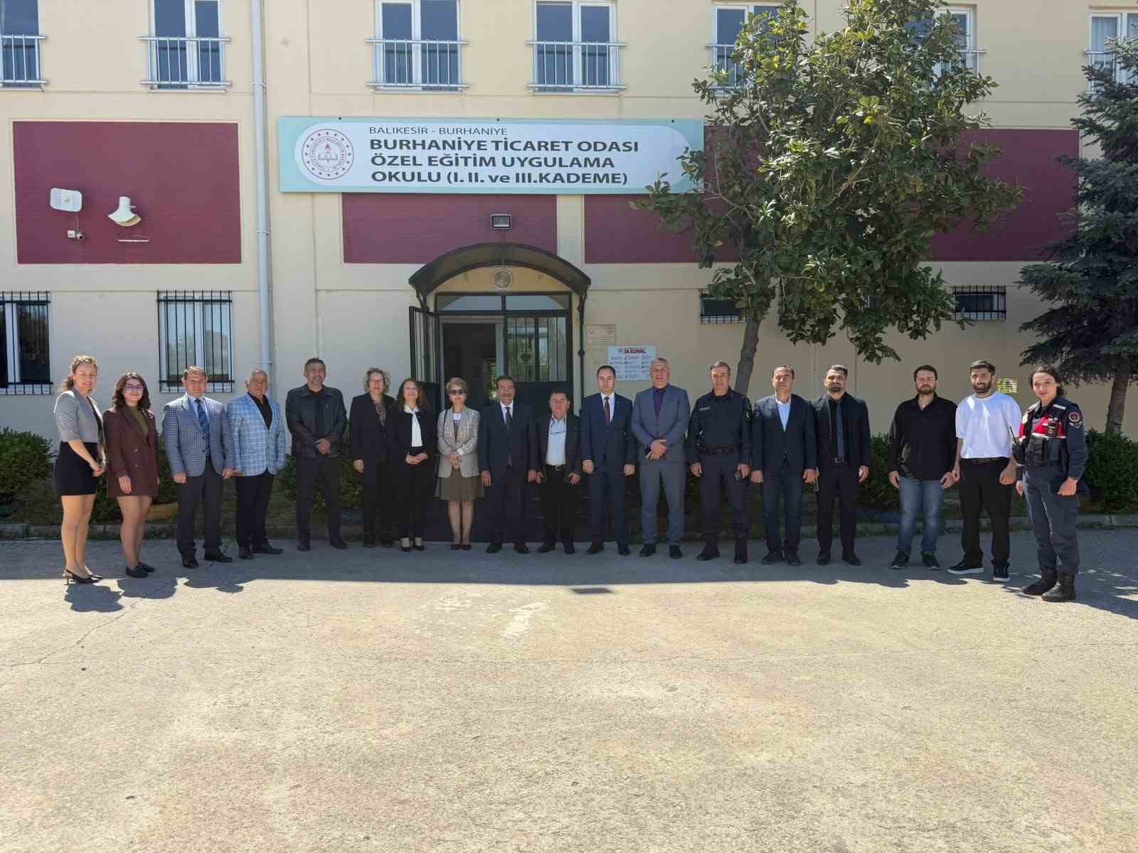 Burhaniye&rsquo;de &ouml;zel &ouml;ğrencilerin d&uuml;zenlediği bilim fuarı ilgi g&ouml;rd&uuml;
