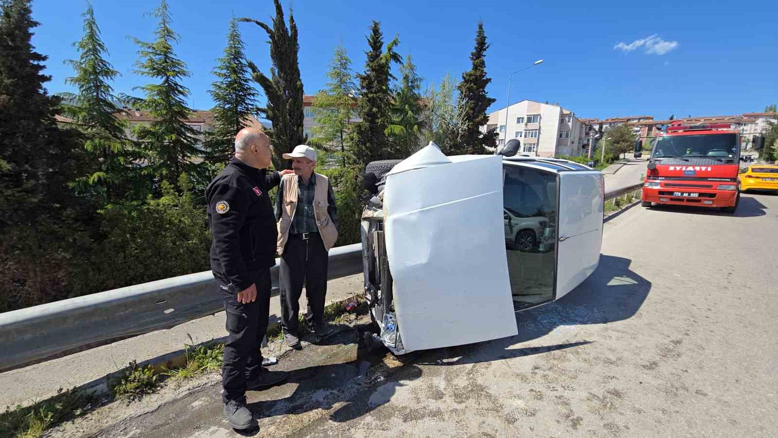 Köprüde kontrolden çıkan otomobil yan devrildi: Sürücü yara almadan kurtuldu