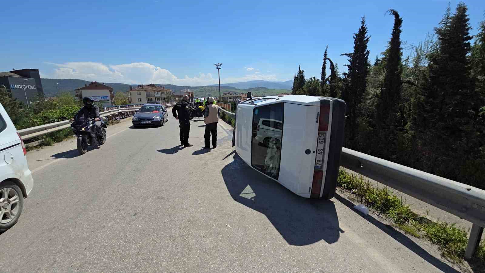 K&ouml;pr&uuml;de kontrolden &ccedil;ıkan otomobil yan devrildi: S&uuml;r&uuml;c&uuml; yara almadan kurtuldu

