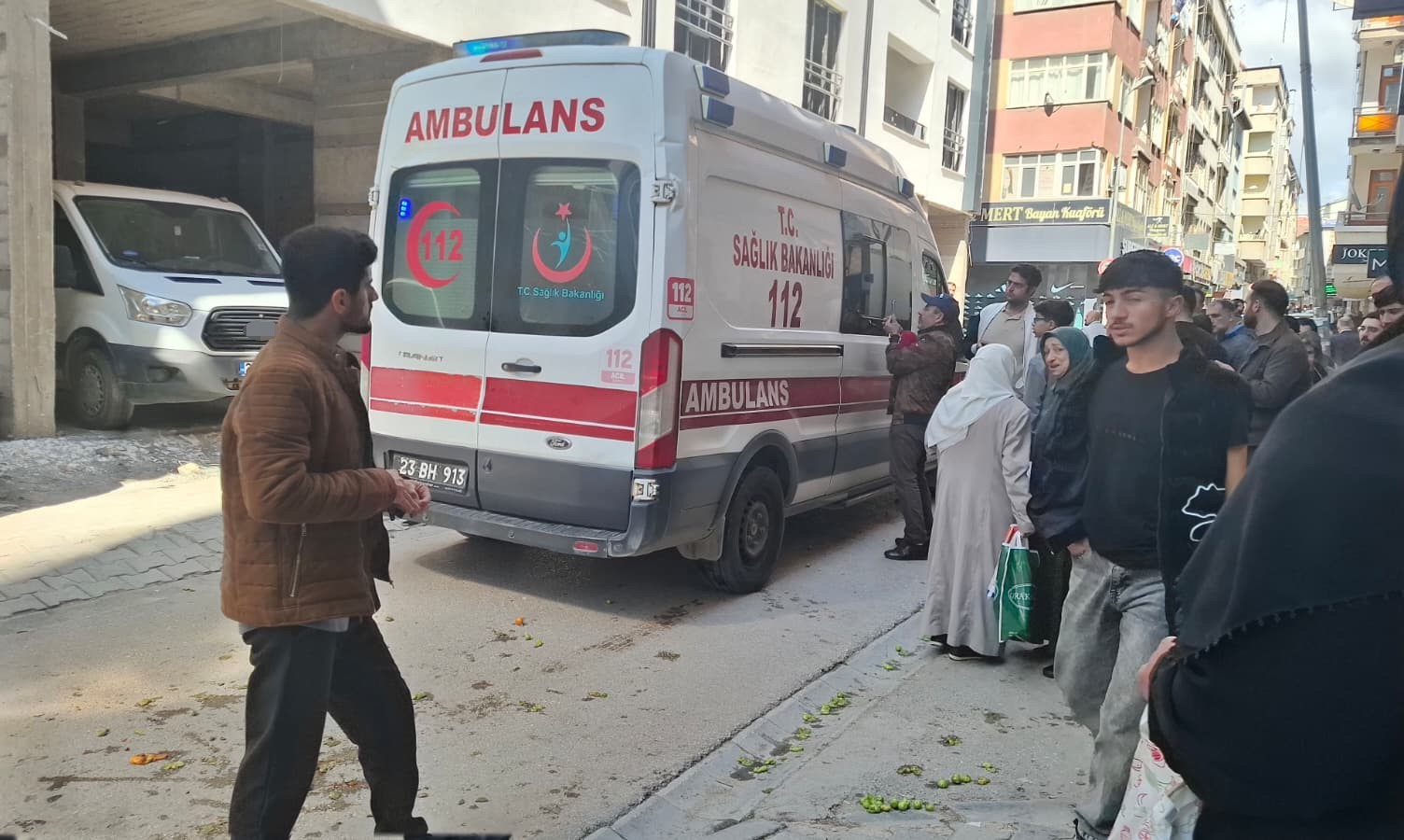 İş makinesinin &ccedil;arptığı seyyar satıcı yaralandı
