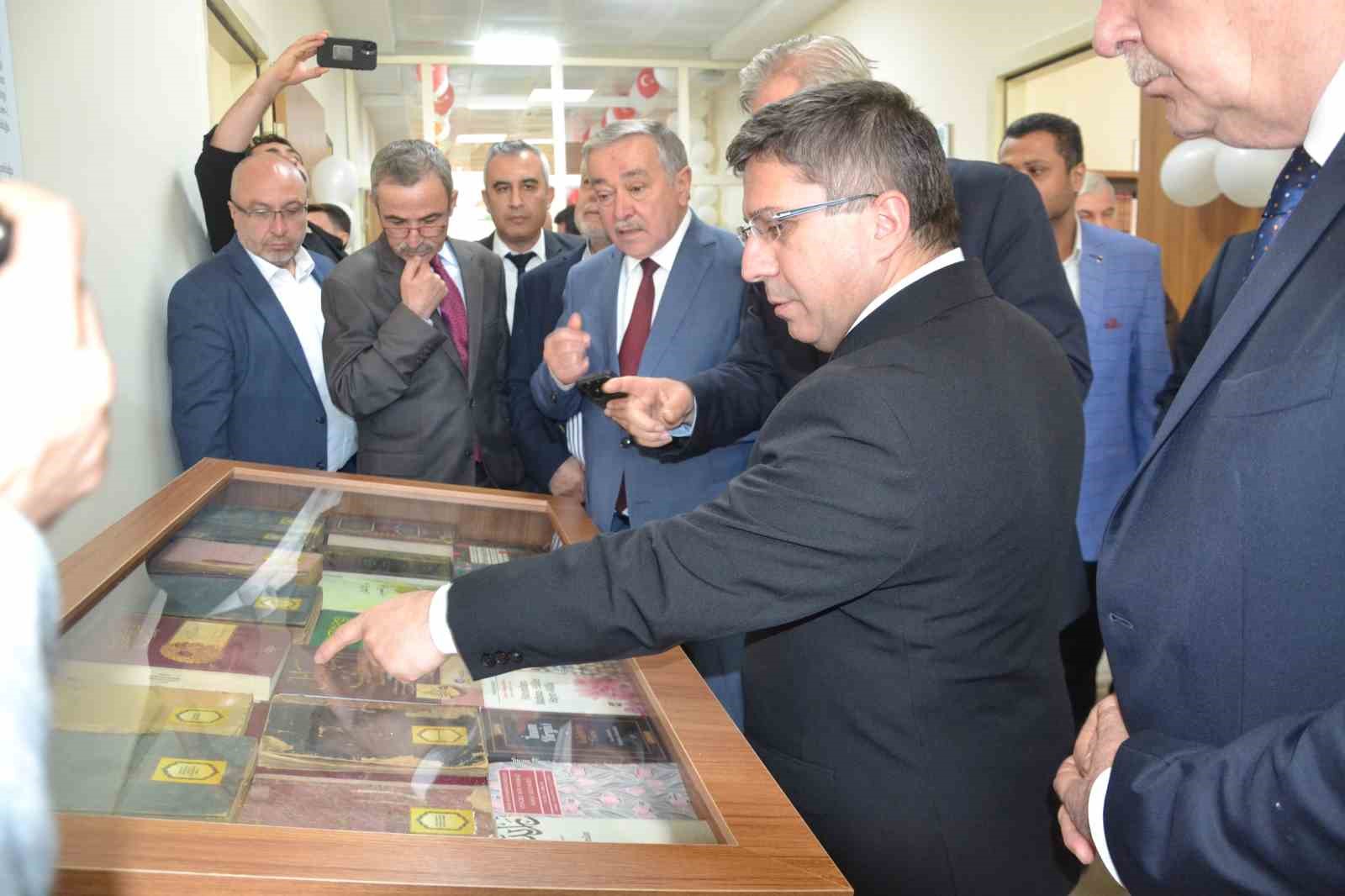 BA&Uuml;N İlahiyat Fak&uuml;ltesinden &uuml;nl&uuml; &ccedil;izer Hasan Aycın&rsquo;a vefa
