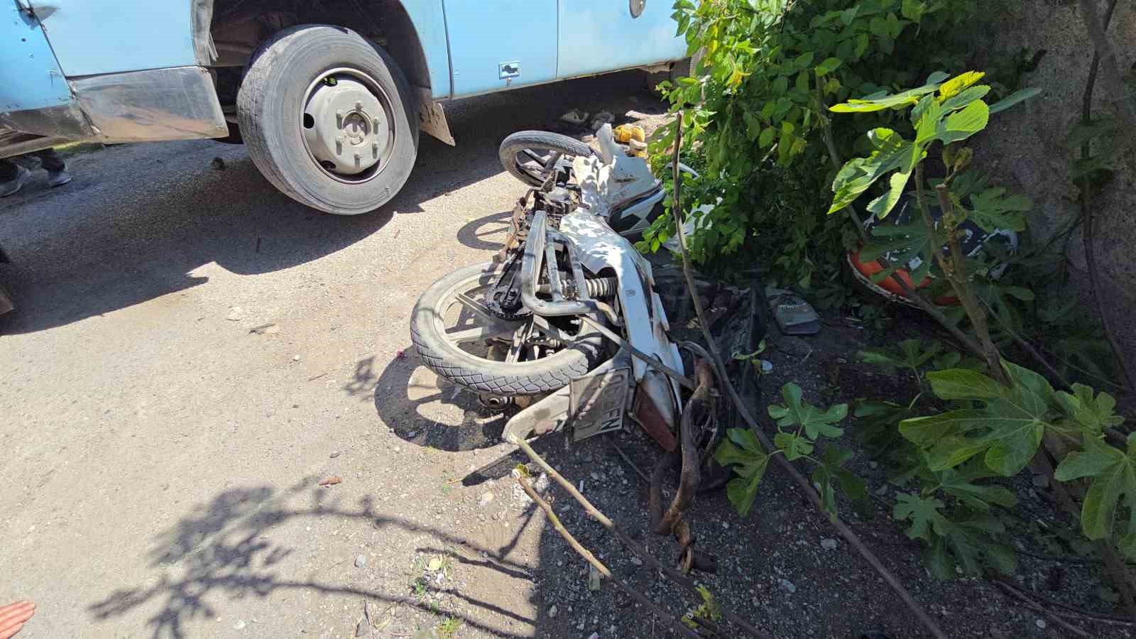 Minib&uuml;s&uuml;n altında can pazarı: Motosikletliyi ekipler zamanla yarışarak kurtardı
