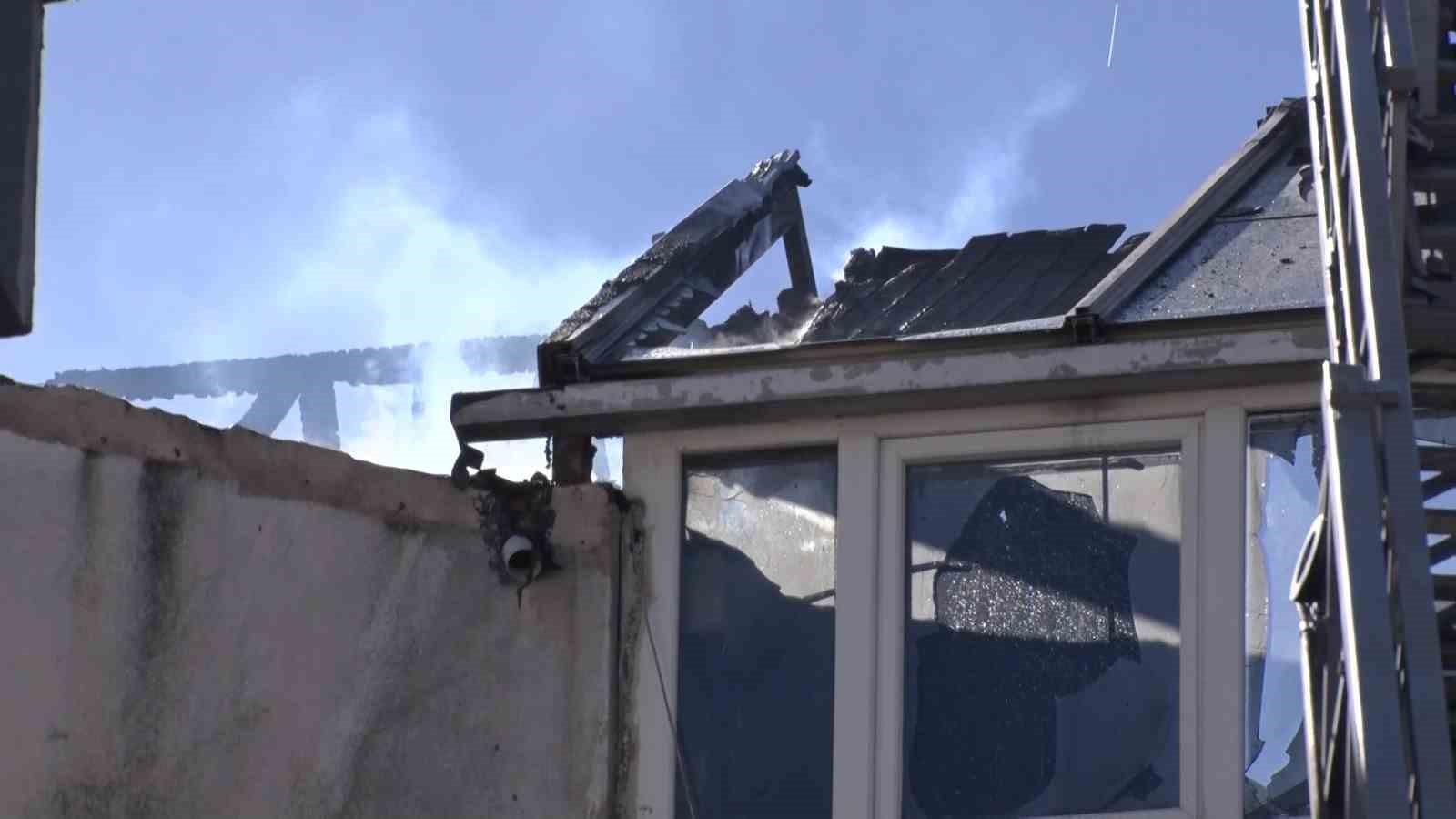 &Uuml;sk&uuml;dar&rsquo;da korkutan &ccedil;atı yangını
