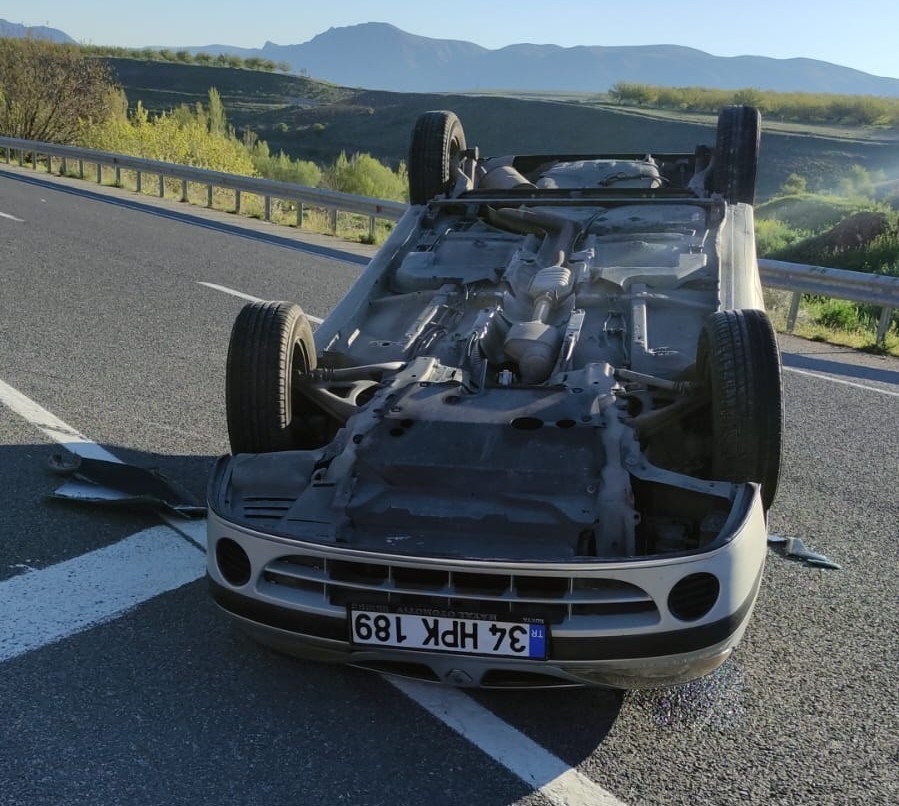 Kontrolden &ccedil;ıkan otomobil takla atıp ters d&ouml;nd&uuml;: 1 yaralı
