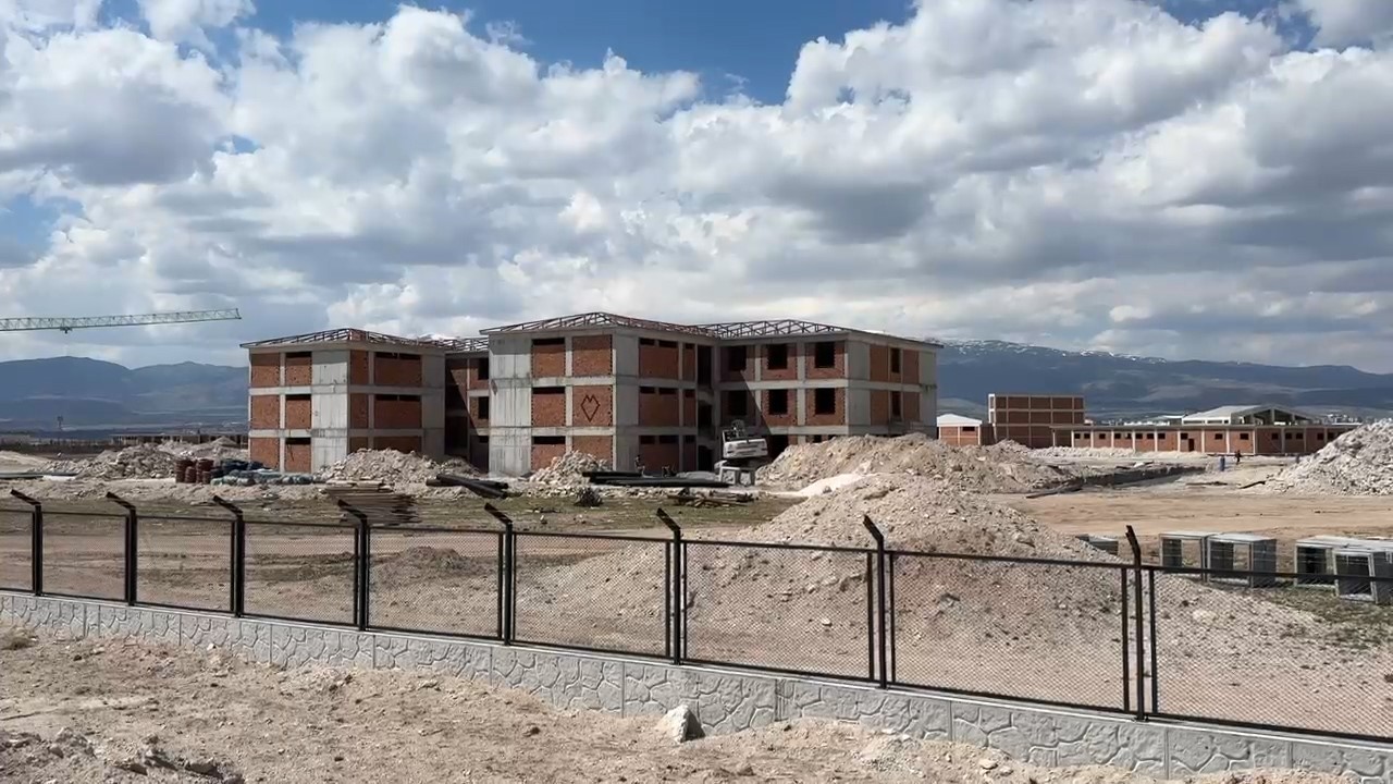 Niğde&rsquo;de cezaevi inşaatından d&uuml;şen iş&ccedil;i yaralandı
