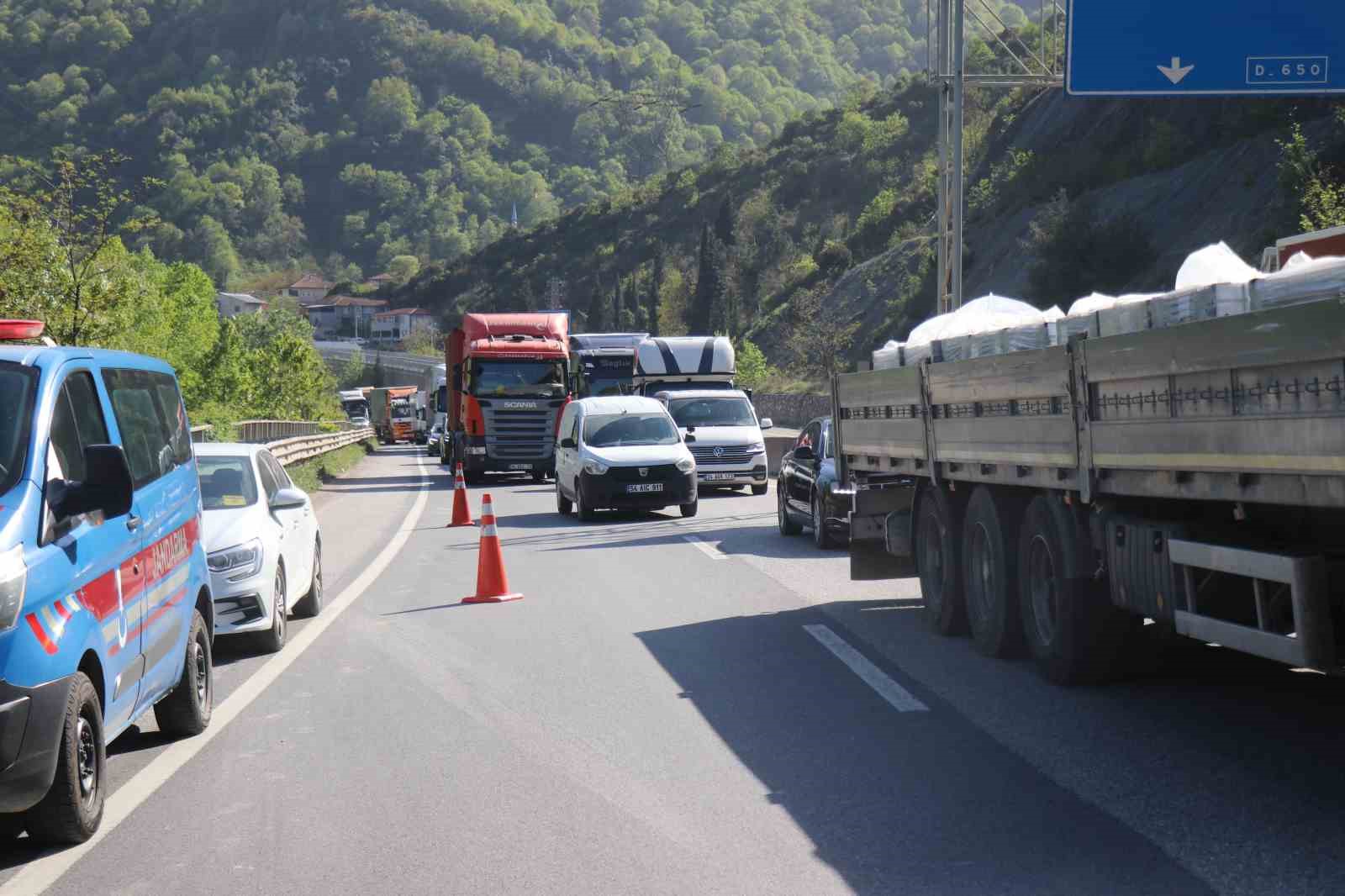 D-650&rsquo;yi kilitleyen kaza: İki tır &ccedil;arpıştı, uzun ara&ccedil; kuyrukları oluştu
