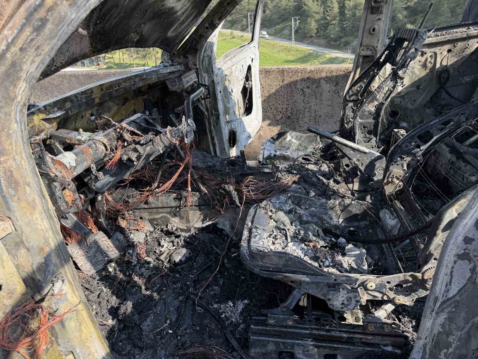 Osmaniye’de pikap alev alev yandı, sürücü son anda kurtuldu