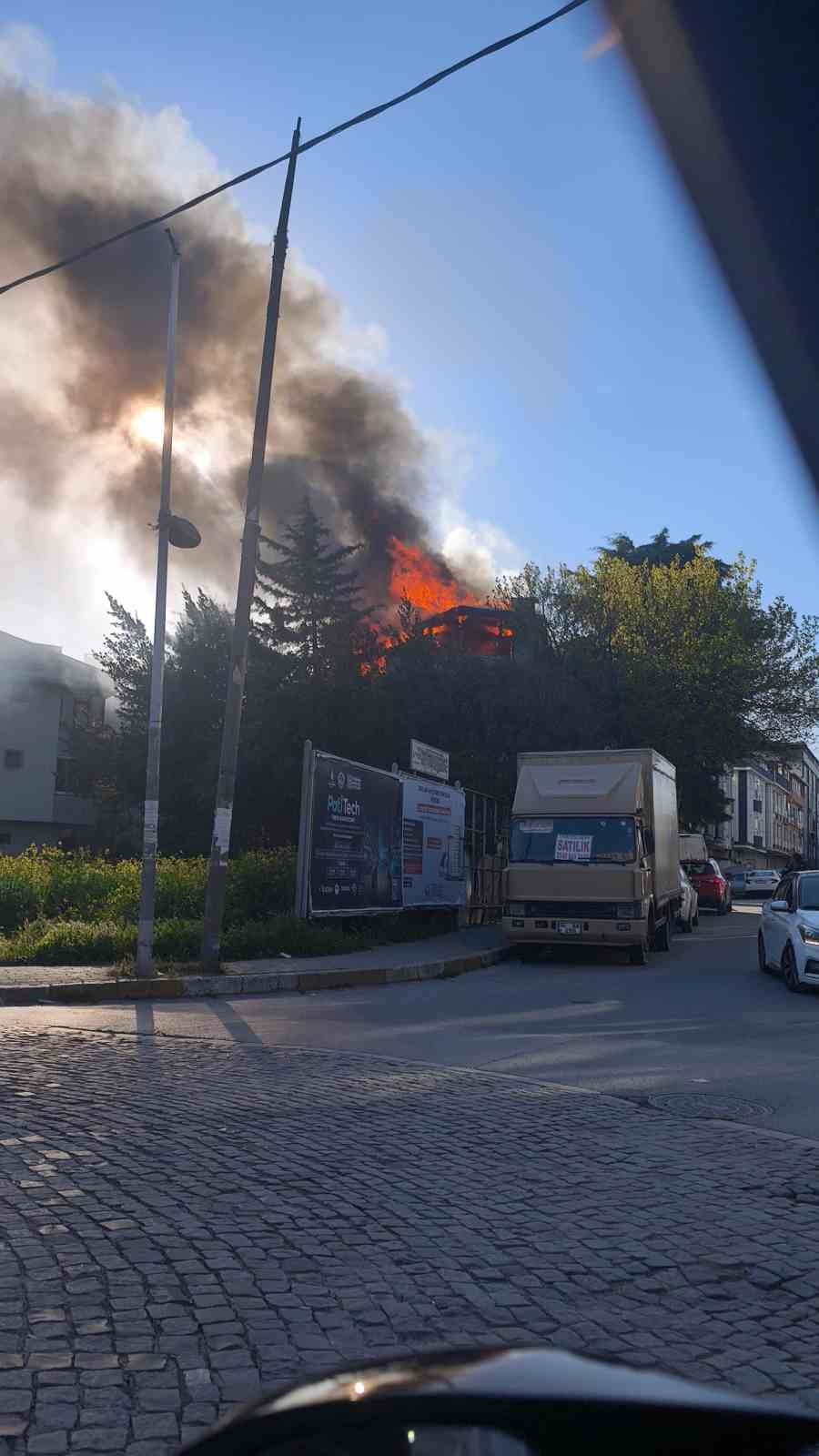 Avcılar&rsquo;da metruk binada yangın
