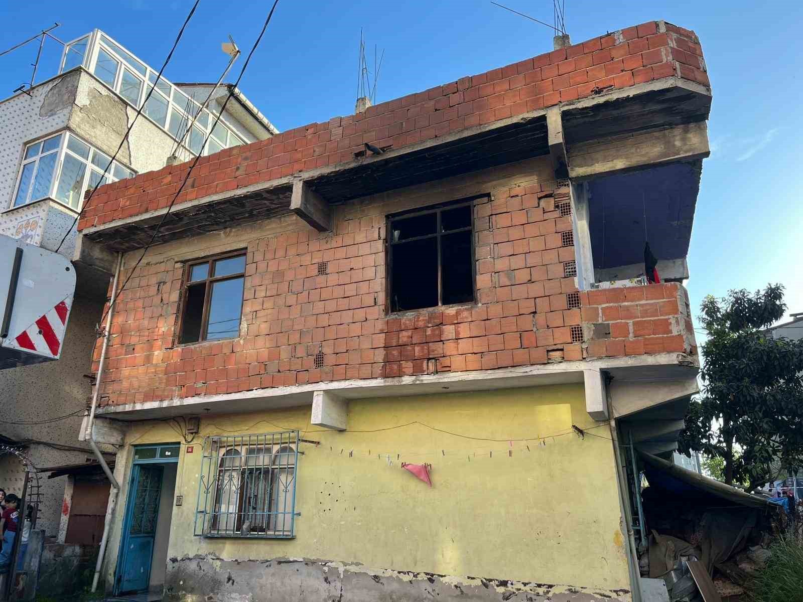 K&uuml;&ccedil;&uuml;k&ccedil;ekmece&rsquo;de iki katlı binada &ccedil;ıkan yangın s&ouml;nd&uuml;r&uuml;ld&uuml;
