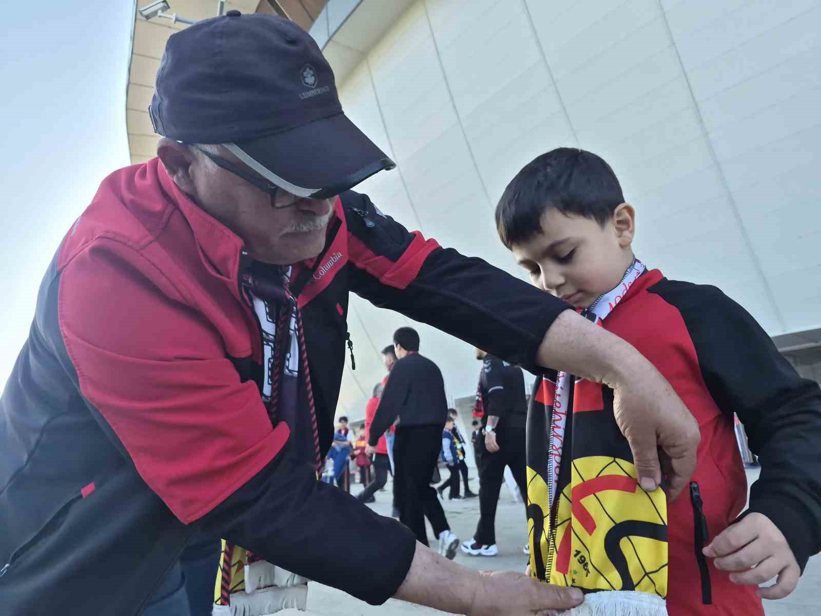 Eskişehirspor&rsquo;un kritik karşılaşmasına dede-torun geldiler
