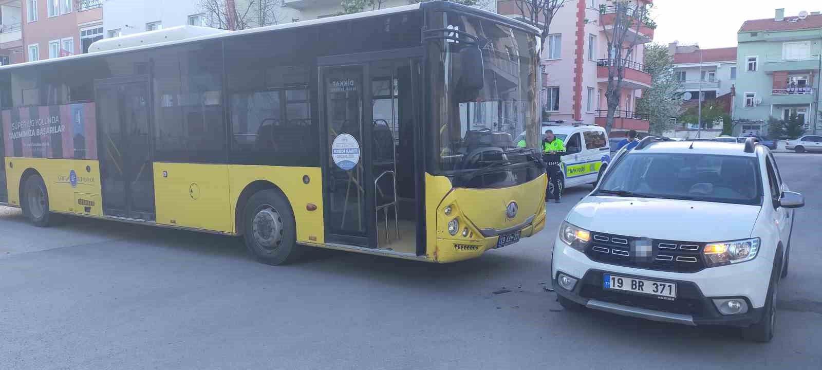 &Ccedil;orum&rsquo;da halk otob&uuml;s&uuml; ile otomobil &ccedil;arpıştı: 4 yaralı

