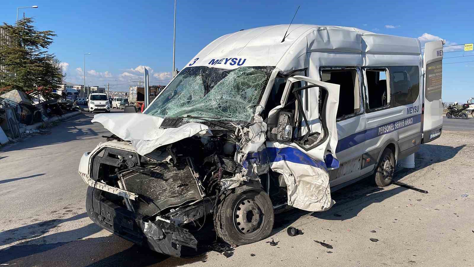 Kayseri&rsquo;de iş&ccedil;i servisi ile kamyon &ccedil;arpıştı: 8 yaralı

