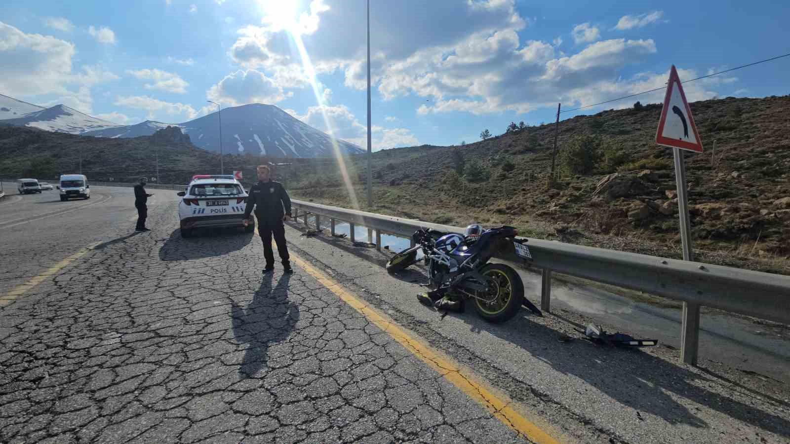 Motosiklet bariyere &ccedil;arptı: 1 yaralı
