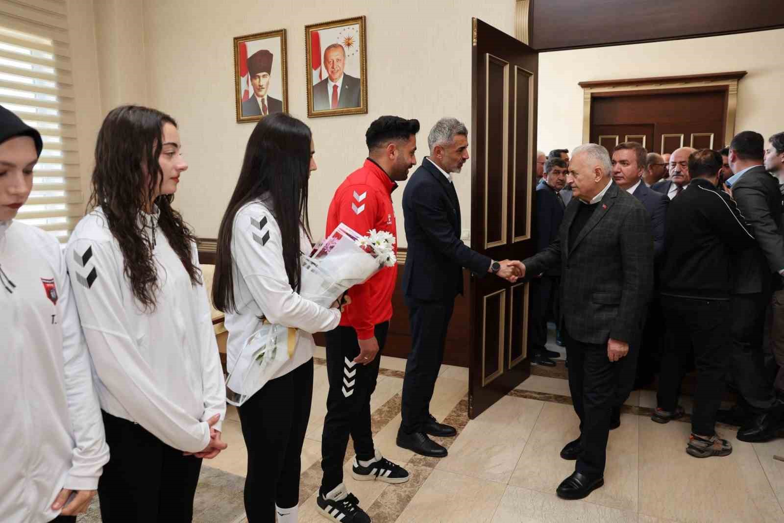 Yıldırım&rsquo;dan T&uuml;rkiye Şampiyonası&rsquo;na katılacak voleybolculara tebrik
