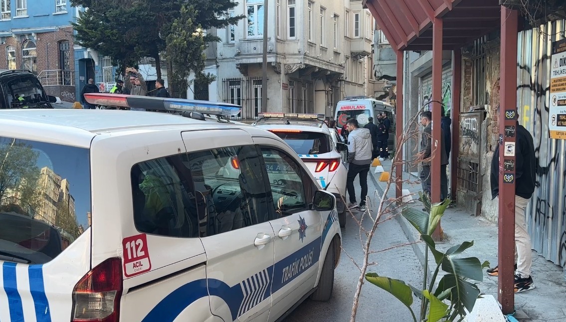 Beyoğlu&rsquo;nda bir kişi apartman dairesinde &ouml;l&uuml; bulundu
